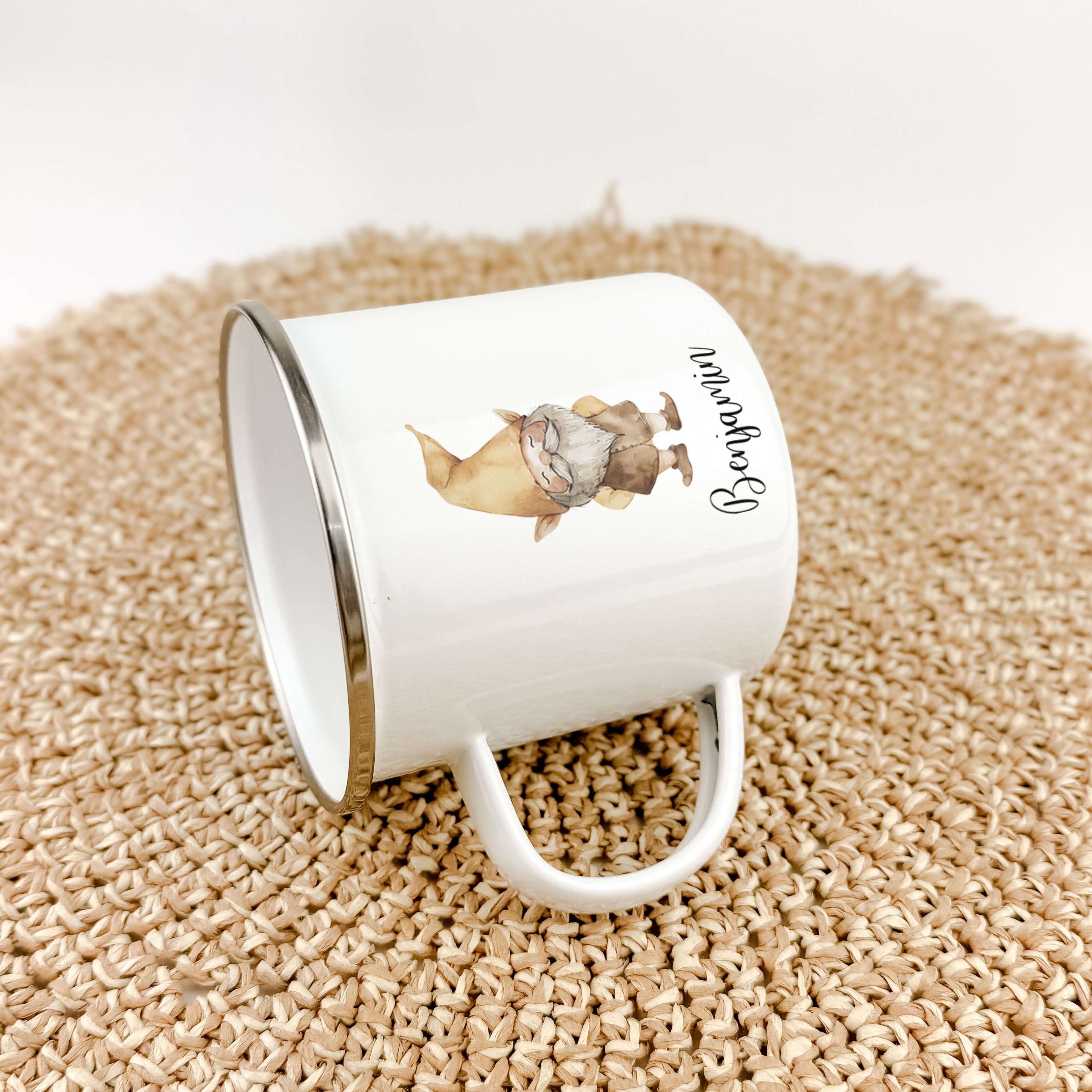 Emaille Tasse Wichtel-famprints-Emaille Tasse-Entdecke die zauberhafte Emaille Tasse Wichtel, die nicht nur durch ihre liebevolle Gestaltung begeistert, sondern auch zahlreiche Vorteile für dein Kind bietet. Diese personalisierte Tasse mit dem Namen deine