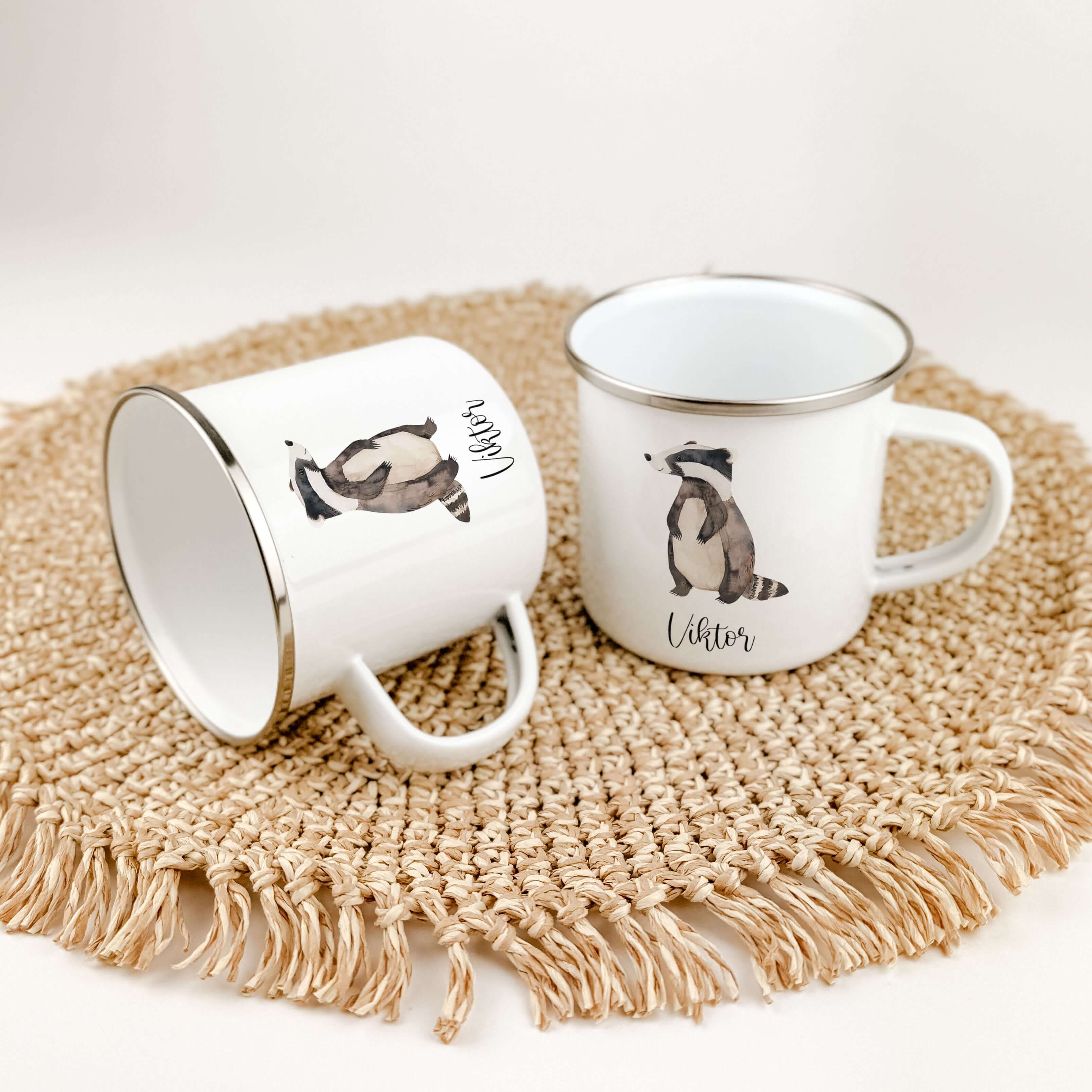 Emaille Tasse Dachs-famprints-Emaille Tasse-Entdecke die zauberhafte Emaille Tasse Dachs – die perfekte Emaille Tasse personalisiert für unvergessliche Momente! Mit ihrem niedlichen Dachs in Aquarell-Optik zaubert sie jedem ein Lächeln ins Gesicht und ist