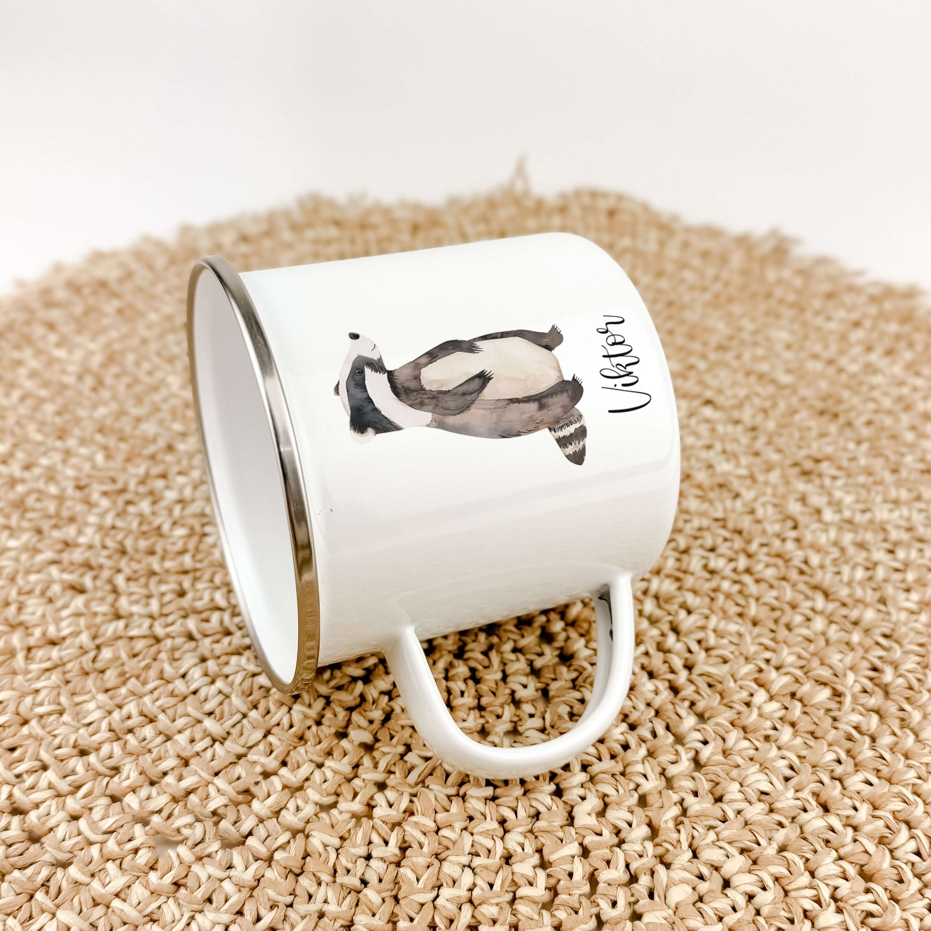 Emaille Tasse Dachs-famprints-Emaille Tasse-Entdecke die zauberhafte Emaille Tasse Dachs – die perfekte Emaille Tasse personalisiert für unvergessliche Momente! Mit ihrem niedlichen Dachs in Aquarell-Optik zaubert sie jedem ein Lächeln ins Gesicht und ist