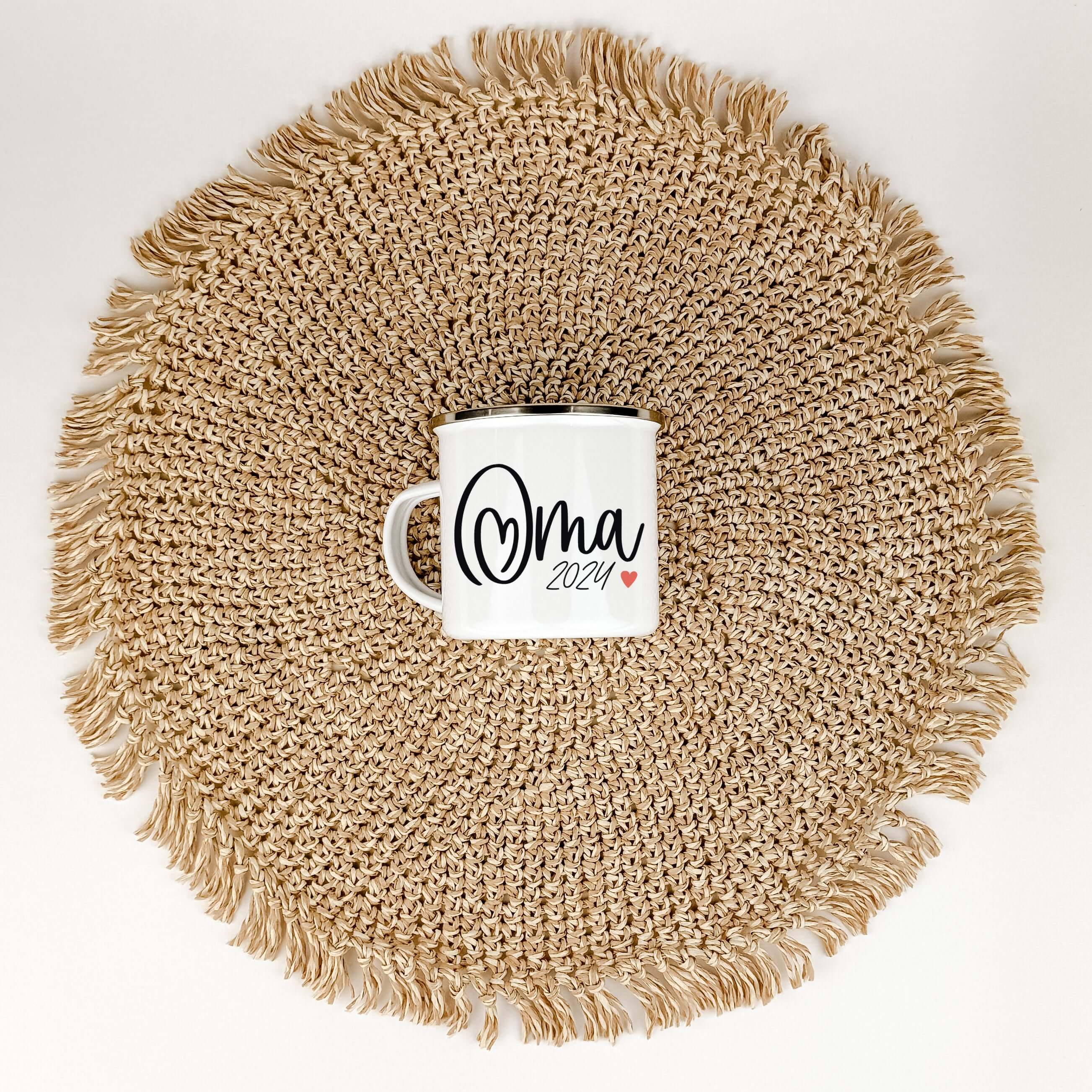 Emaille Tasse Du wirst Oma-famprints-Emaille Tasse-Entdecke die Emaille Tasse "Du wirst Oma" – das perfekte Geschenk für werdende Großeltern! Diese Tasse bietet dir nicht nur die Möglichkeit, eine persönliche Widmung und Jahreszahl hinzuzufügen, sondern s