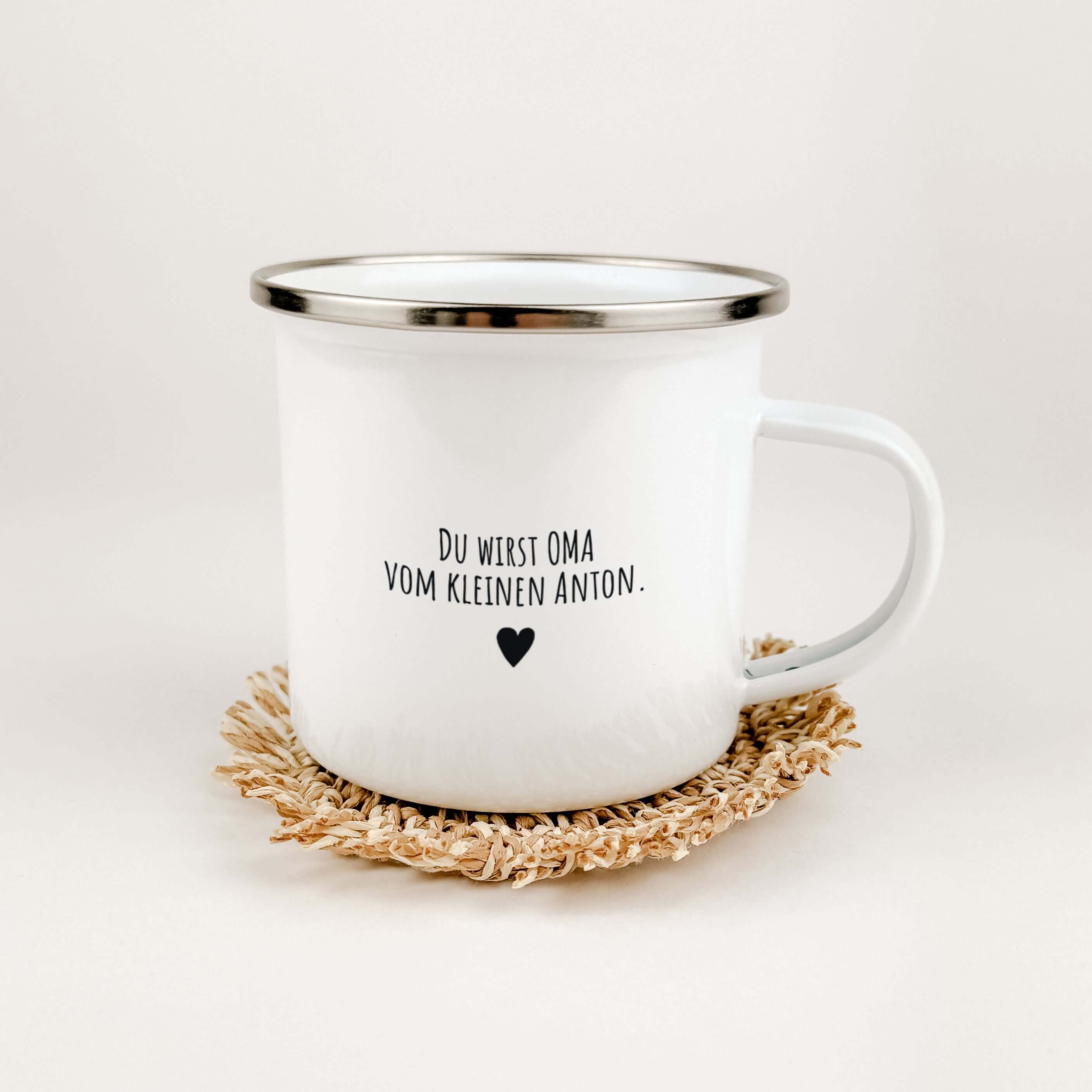 Emaille Tasse Du wirst Oma-famprints-Emaille Tasse-Entdecke die Emaille Tasse "Du wirst Oma" – das perfekte Geschenk für werdende Großeltern! Diese Tasse bietet dir nicht nur die Möglichkeit, eine persönliche Widmung und Jahreszahl hinzuzufügen, sondern s