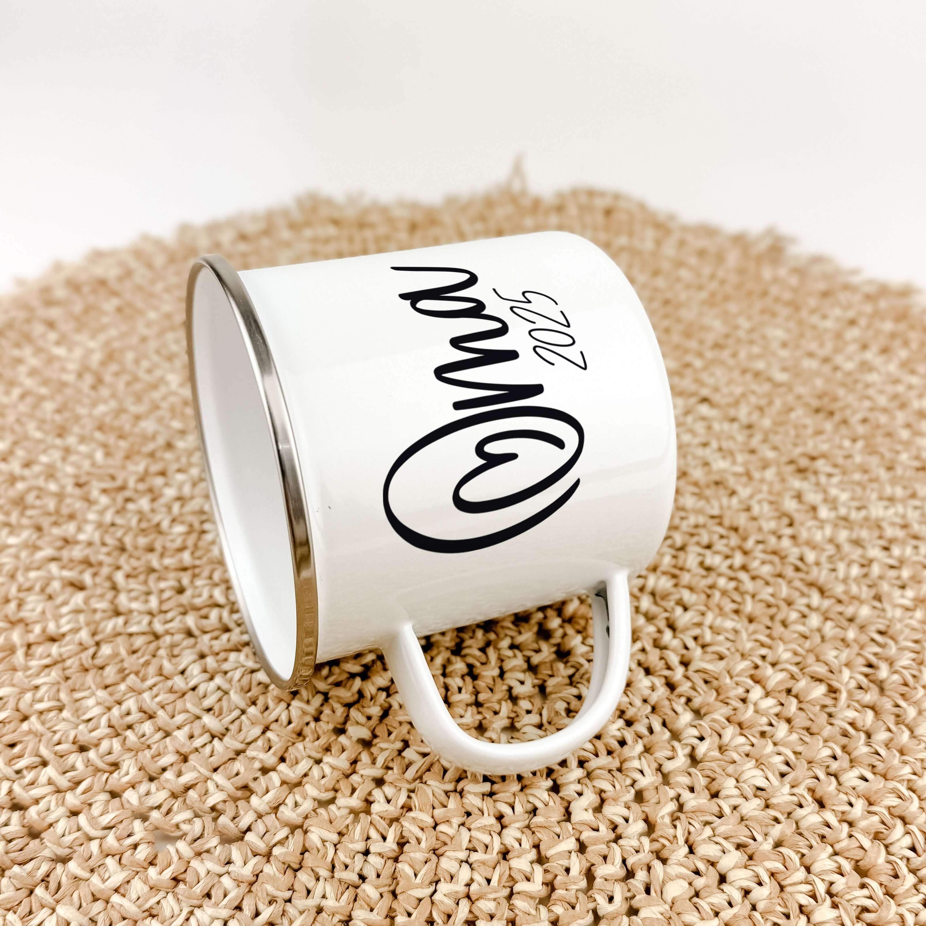 Emaille Tasse Du wirst Oma-famprints-Emaille Tasse-Entdecke die Emaille Tasse "Du wirst Oma" – das perfekte Geschenk für werdende Großeltern! Diese Tasse bietet dir nicht nur die Möglichkeit, eine persönliche Widmung und Jahreszahl hinzuzufügen, sondern s