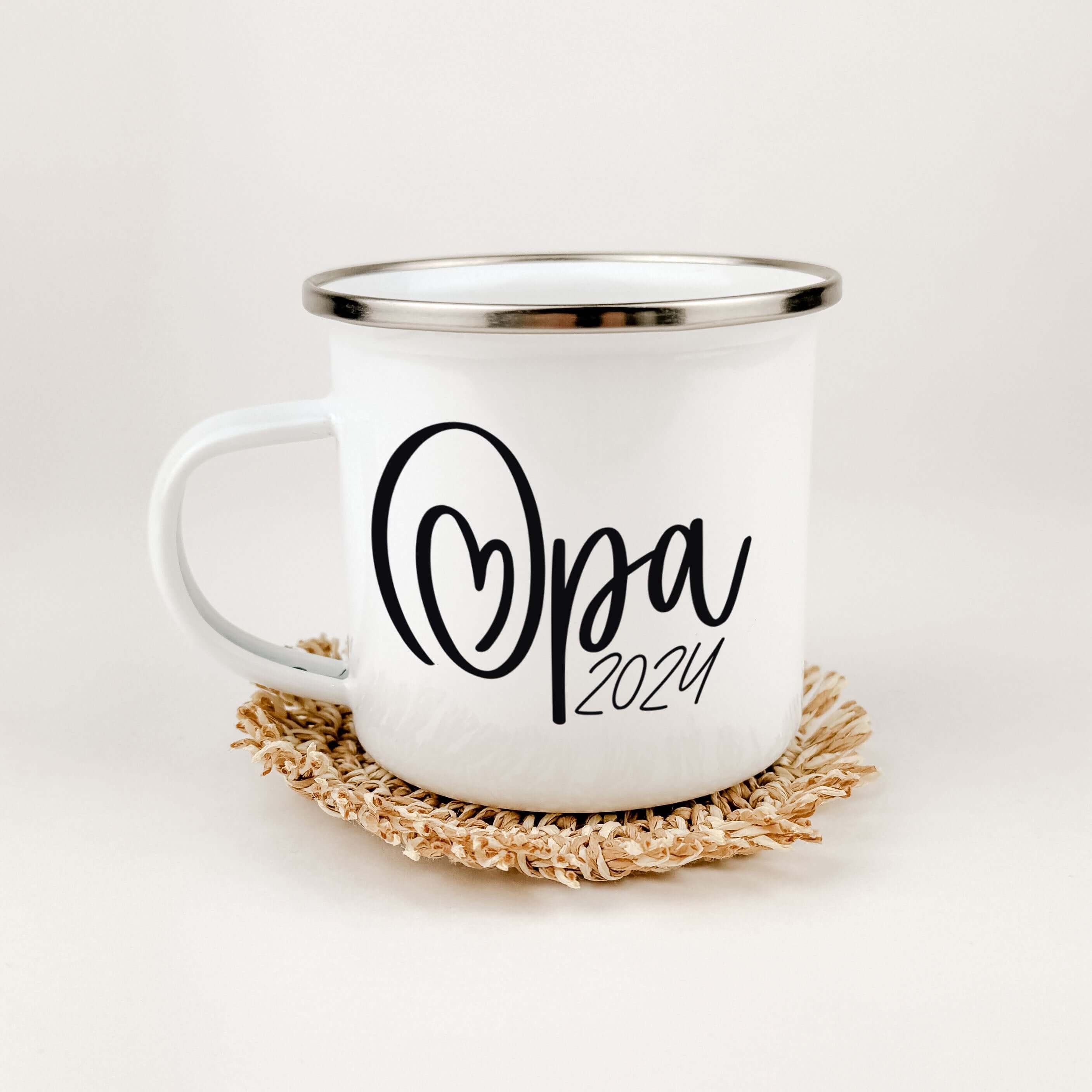 Emaille Tasse Du wirst Opa-famprints-Emaille Tasse-Entdecke die Emaille Tasse "Du wirst Opa" – das perfekte Geschenk für werdende Großeltern! Diese Tasse bietet dir die Möglichkeit, eine persönliche Widmung und das Jahr hinzuzufügen, und sorgt für unverge