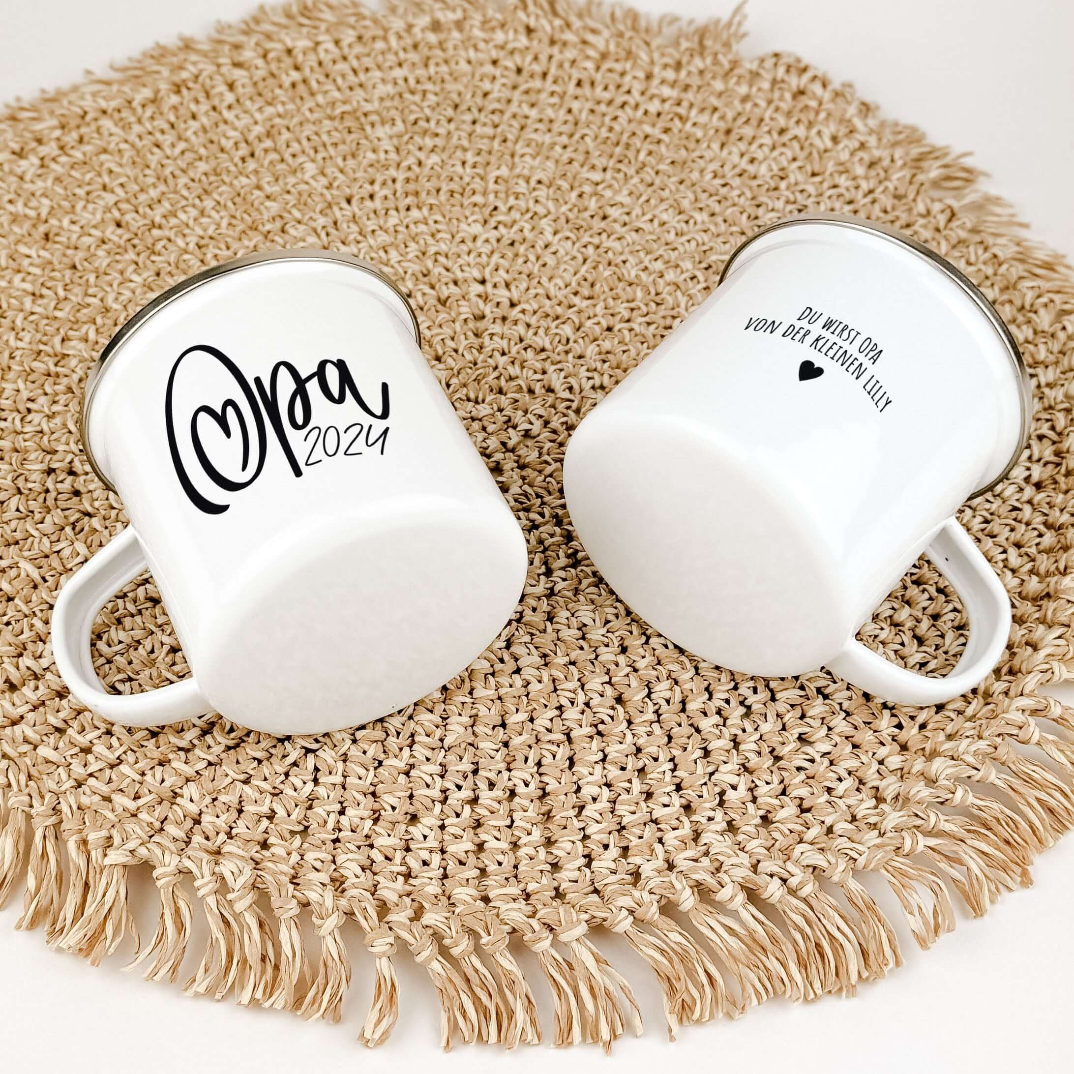 Emaille Tasse Du wirst Opa-famprints-Emaille Tasse-Entdecke die Emaille Tasse "Du wirst Opa" – das perfekte Geschenk für werdende Großeltern! Diese Tasse bietet dir die Möglichkeit, eine persönliche Widmung und das Jahr hinzuzufügen, und sorgt für unverge