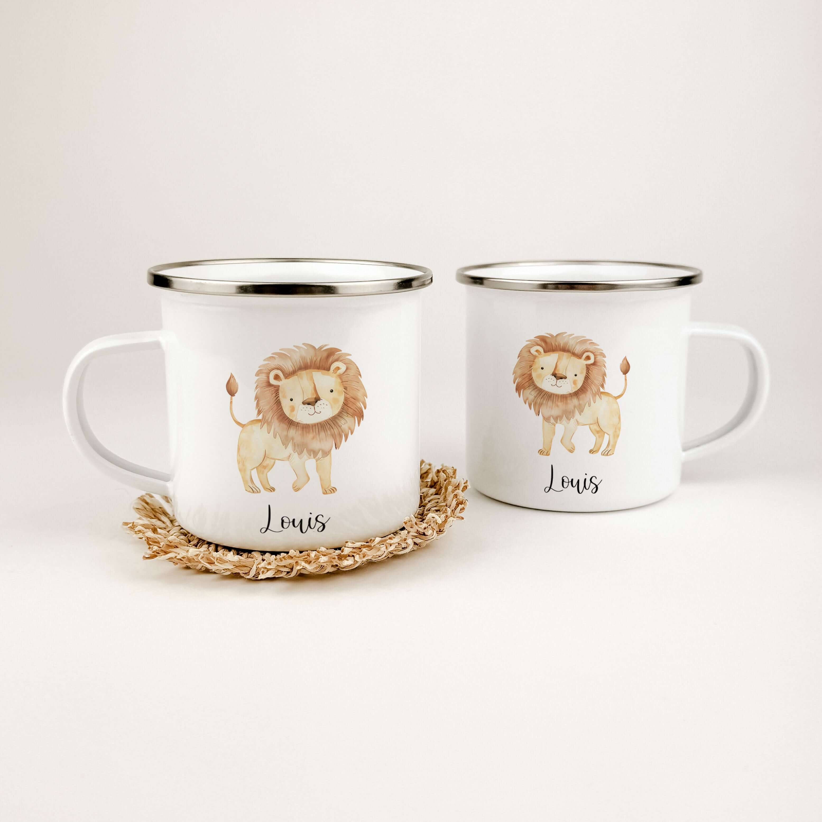 Emaille Tasse Löwe-famprints-Emaille Tasse-Entdecke die bezaubernde Emaille Tasse Löwe – ein einzigartiges Geschenk, das garantiert Freude bereitet! Diese personalisierte Tasse mit dem Namen deines Kindes ist nicht nur ein echter Hingucker, sondern auch e