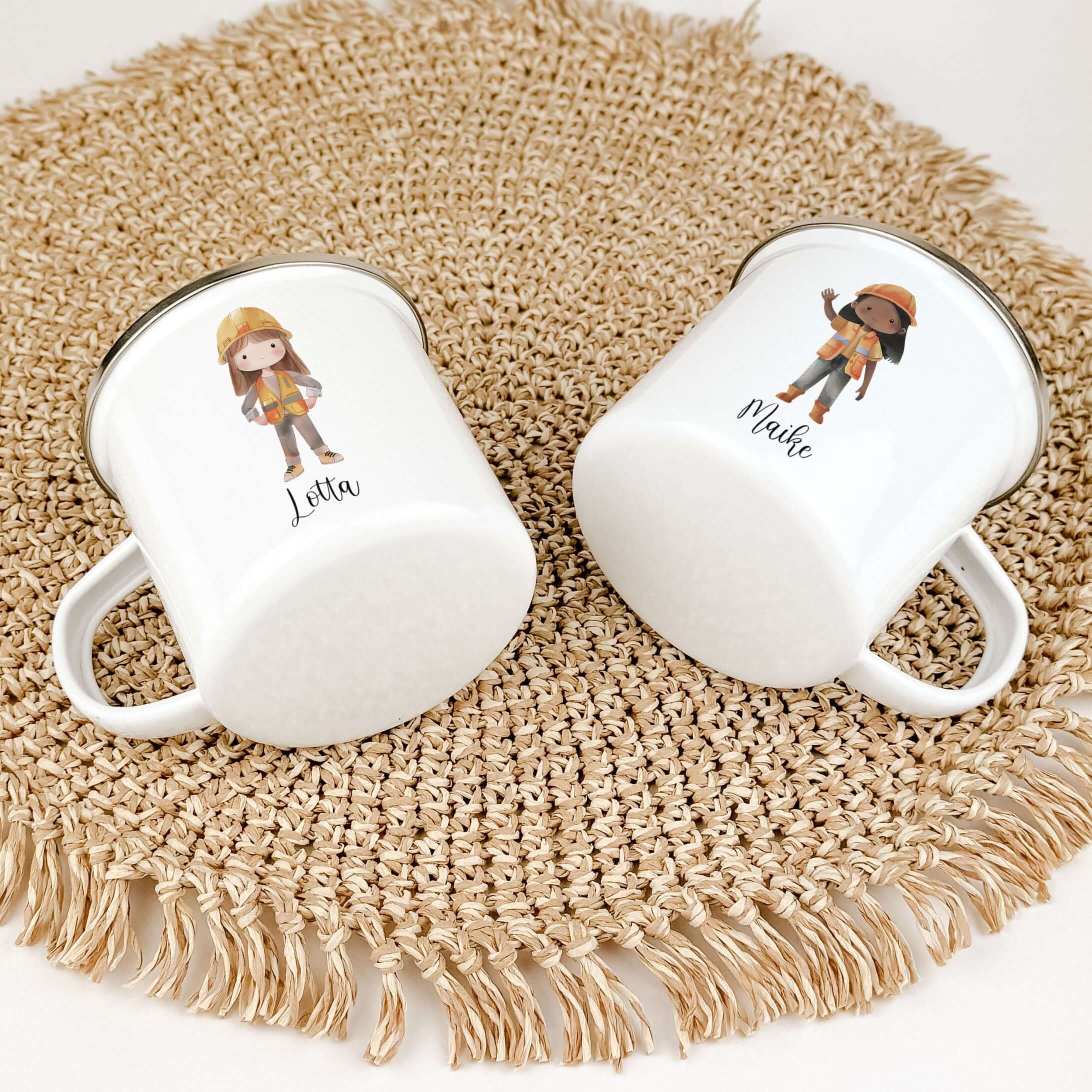 Emaille Tasse Bauarbeiterin-famprints-Emaille Tasse-Entdecke die bezaubernde Emaille Tasse für kleine Bauarbeiterinnen! Diese personalisierte Tasse mit deinem Namen ist nicht nur ein echter Hingucker, sondern auch praktisch und langlebig. Der liebevoll ge
