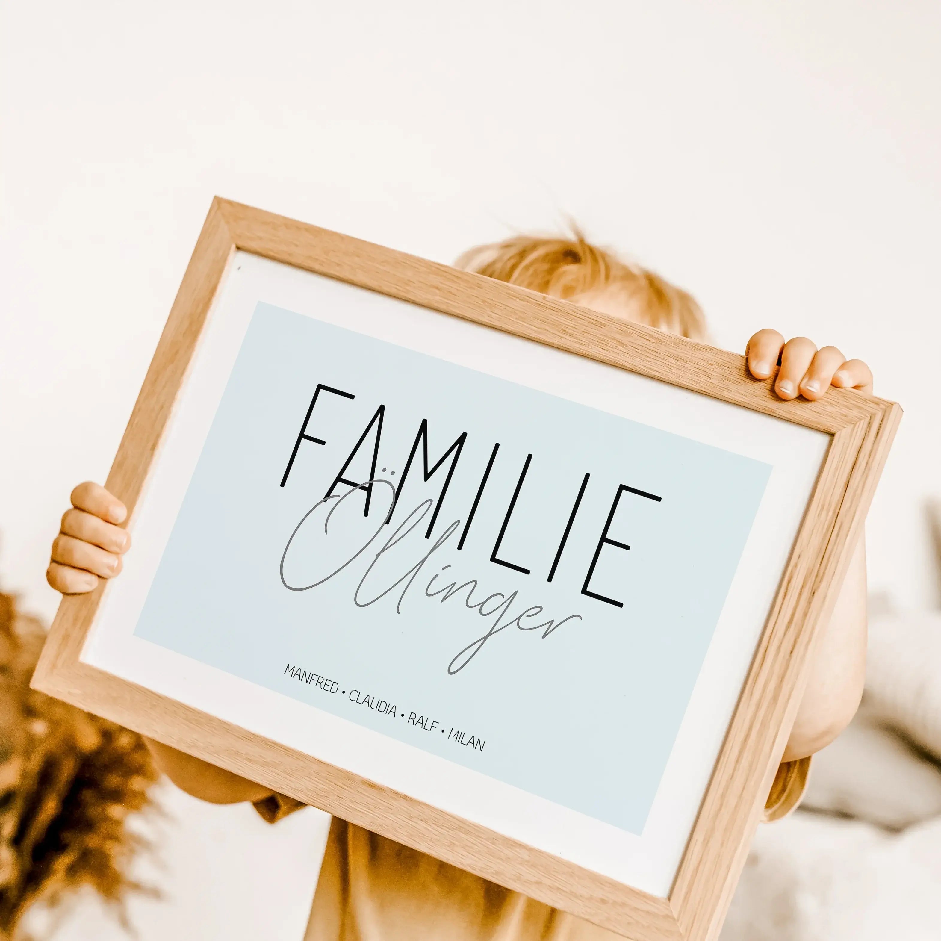 Familienposter Handschrift-famprints-Personalisiertes Poster-Auf dem stilvollen Familienposter 'Handschrift' findest du einen großen 'Familie' Schriftzug und darunter die Personalisierung mit deinem Wunschtext. In unserem Beispiel haben wir uns für den Fa