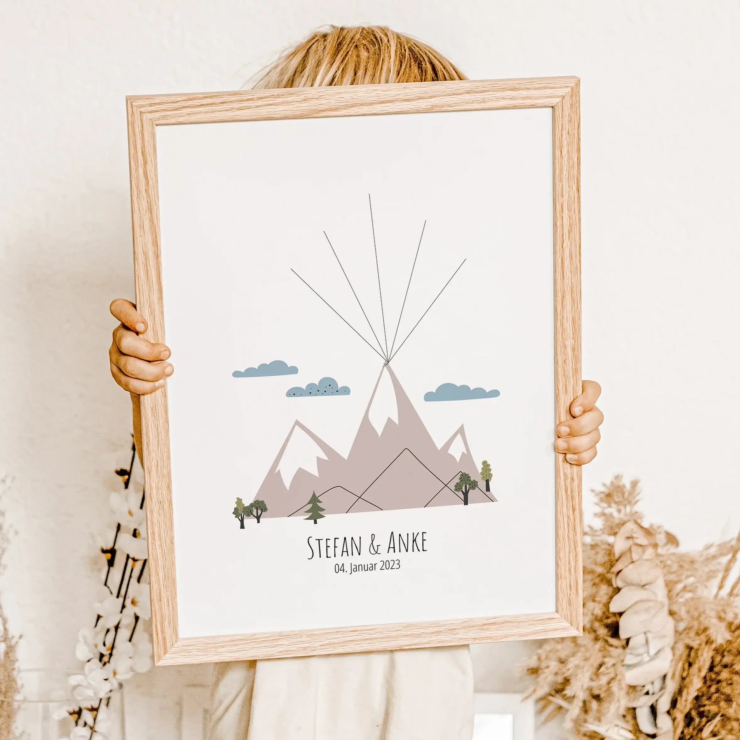 Fingerabdruck Bild 'Berge'-famprints-Personalisiertes Poster-Auf dem Fingerabdruck Bild 'Berge' befindet sich eine große Berglandschaft, wahlweise in den Farbvarianten Polish Grey, Pale Rose oder Fog Green. Am Fuß des Berges befinden sich einige kleine Bä