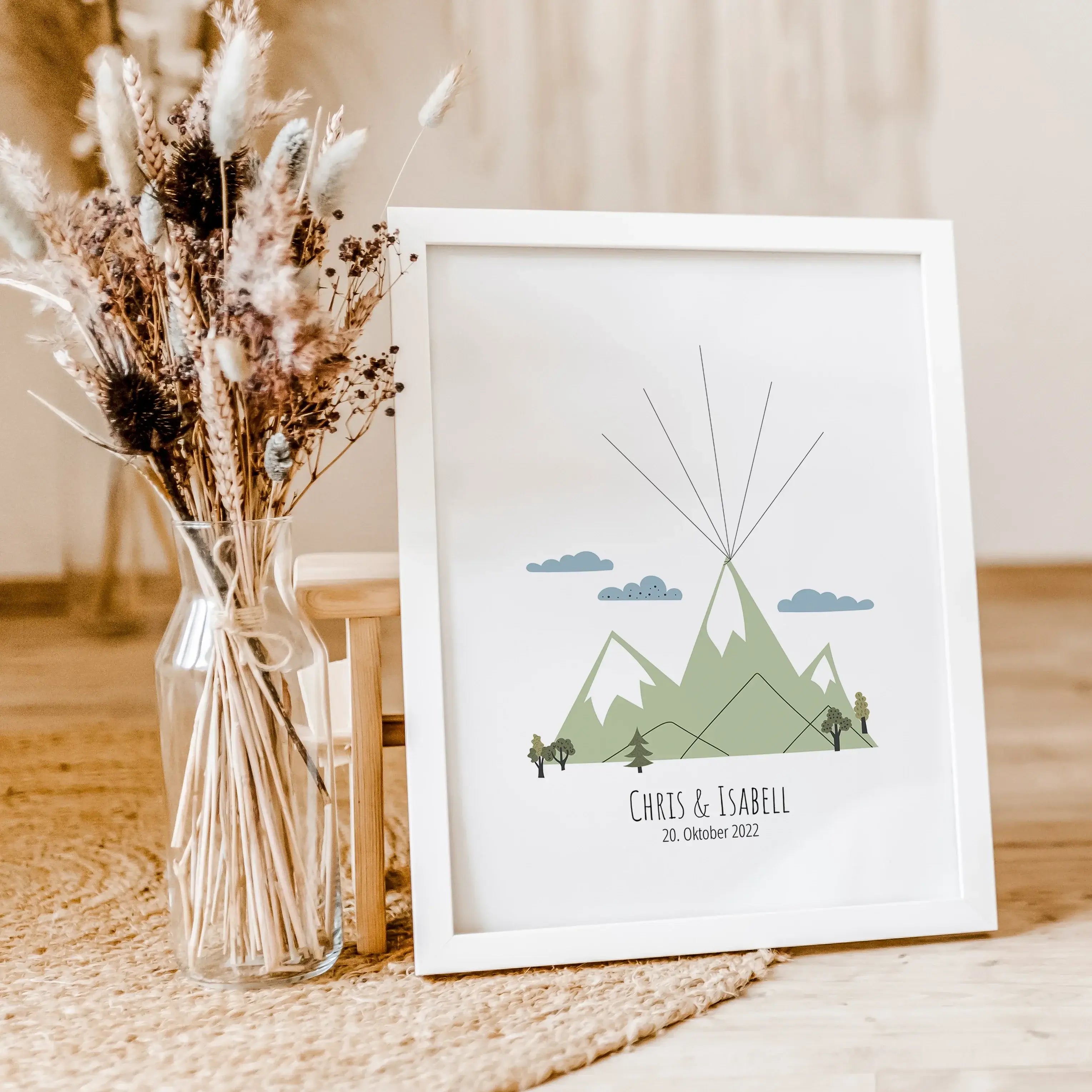 Fingerabdruck Bild 'Berge'-famprints-Personalisiertes Poster-Auf dem Fingerabdruck Bild 'Berge' befindet sich eine große Berglandschaft, wahlweise in den Farbvarianten Polish Grey, Pale Rose oder Fog Green. Am Fuß des Berges befinden sich einige kleine Bä