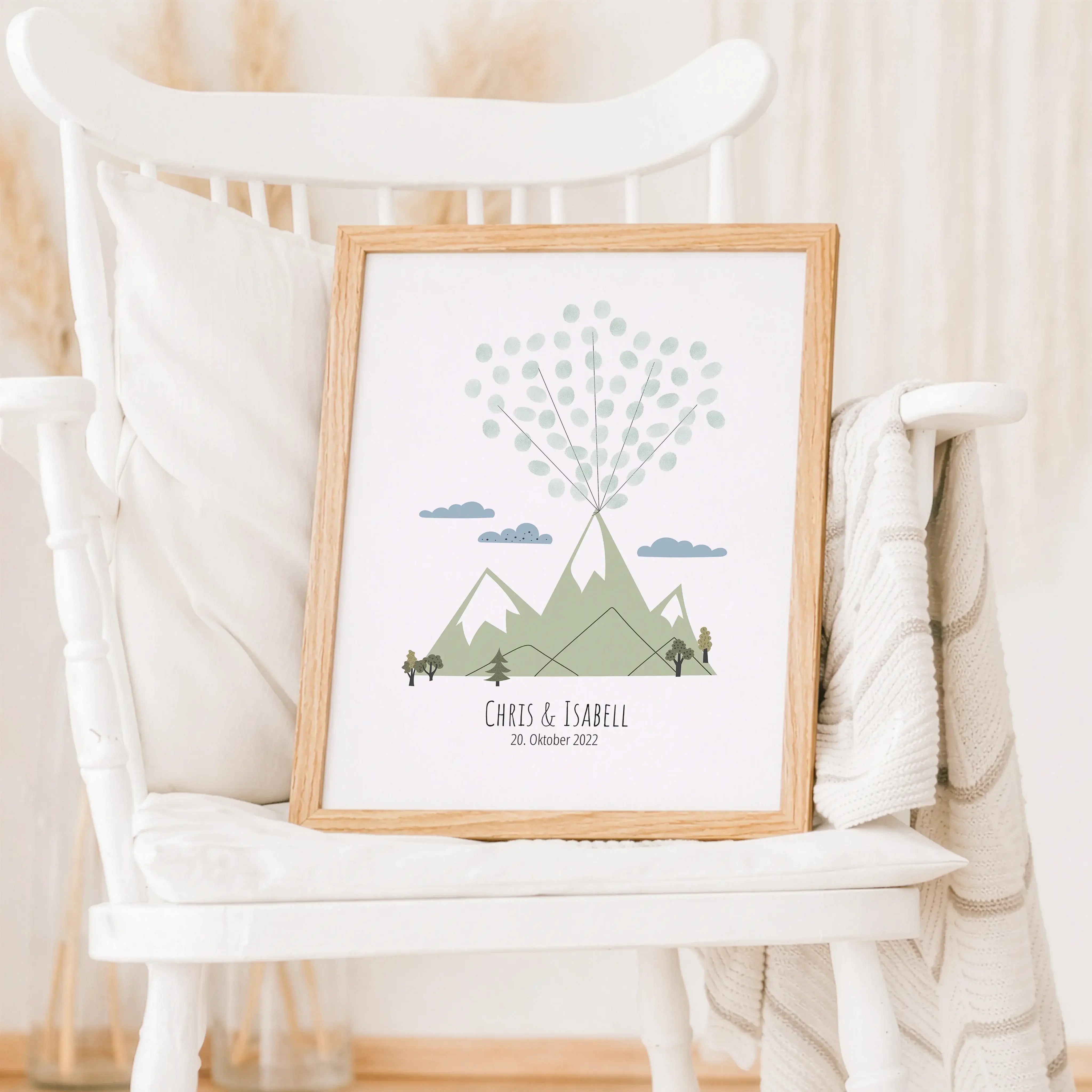 Fingerabdruck Bild 'Berge'-Personalisiertes Poster-famprints-Das Fingerabdruck Bild Berge von famprints steht für eine besondere Botschaft: Gemeinsam könnt ihr Berge versetzen. In der Illustration wird eine ruhige Berglandschaft gezeigt, die scheinbar von