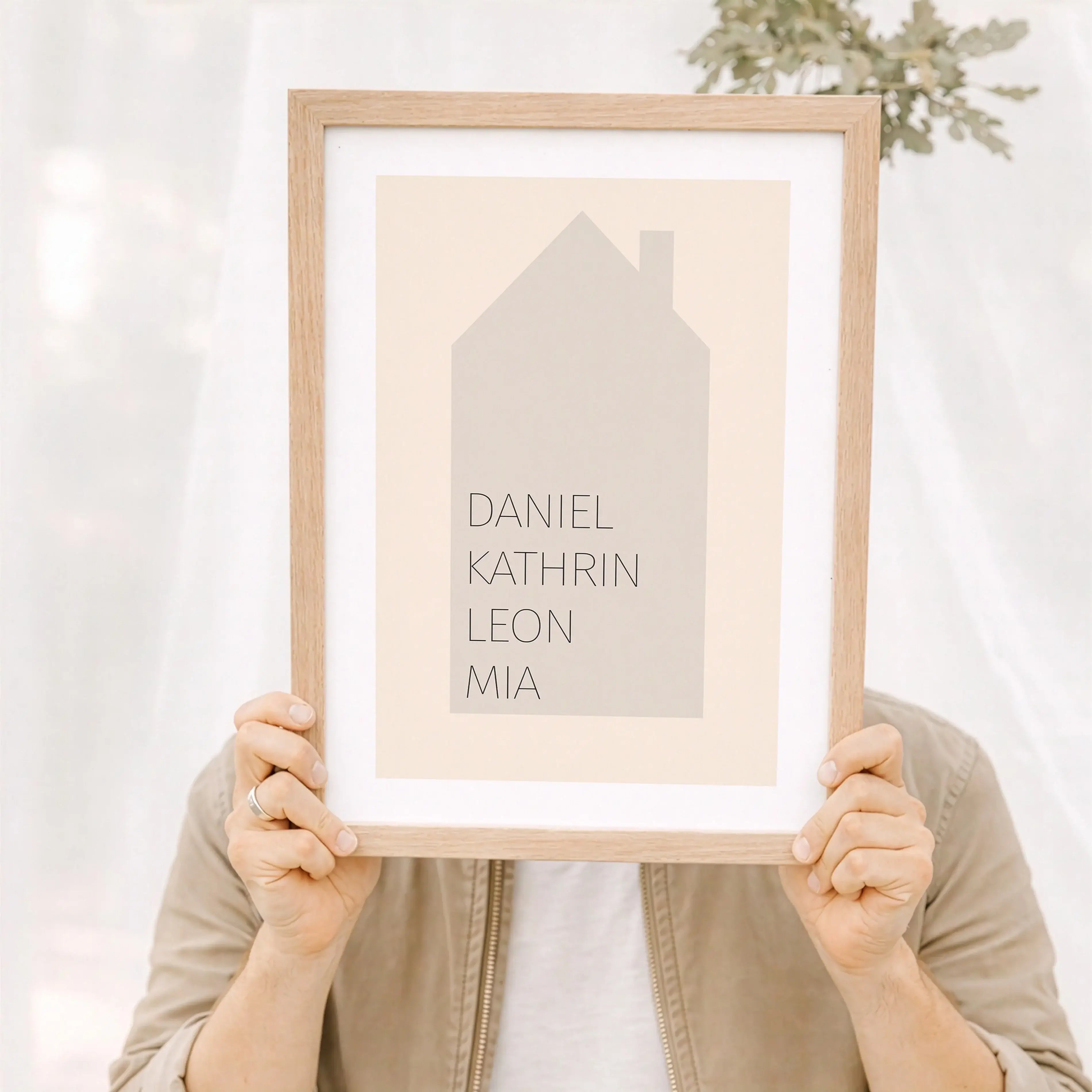 Familienposter Haus-Personalisiertes Poster-famprints-Das Familienposter Haus von famprints ist eine persönliche Wanddekoration für alle, die zeigen möchten, wer zusammengehört. Das klare Hausmotiv bildet den Mittelpunkt und wird mit den Namen der Mensche