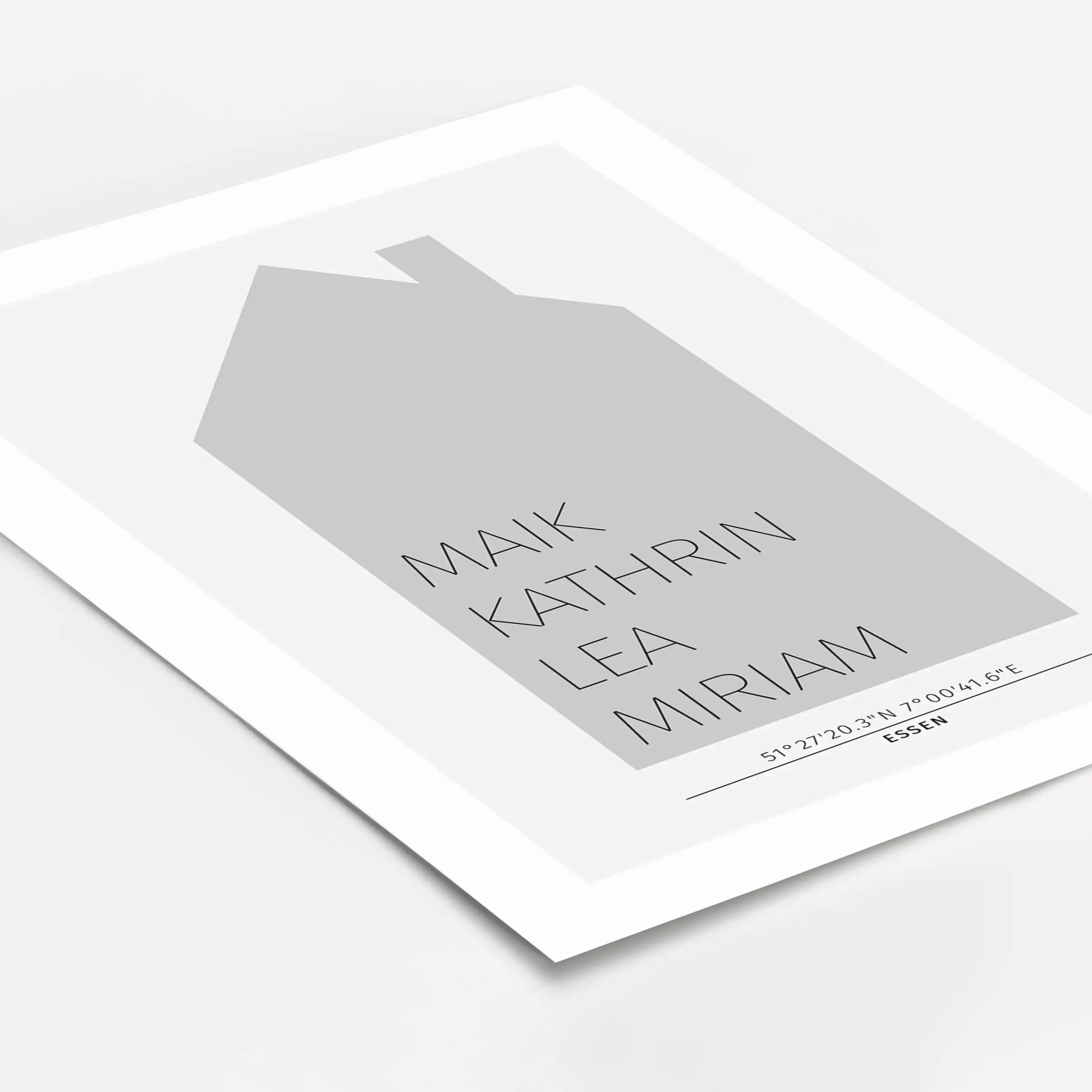 Familienposter Haus-famprints-Personalisiertes Poster-Auf dem Familienposter Haus findest du die Silhouette von einem Haus in unterschiedlichen Farben. Das Haus kann mit deinem Wunschtext personalisiert werden. In unserem Beispiel haben wir uns für die Na