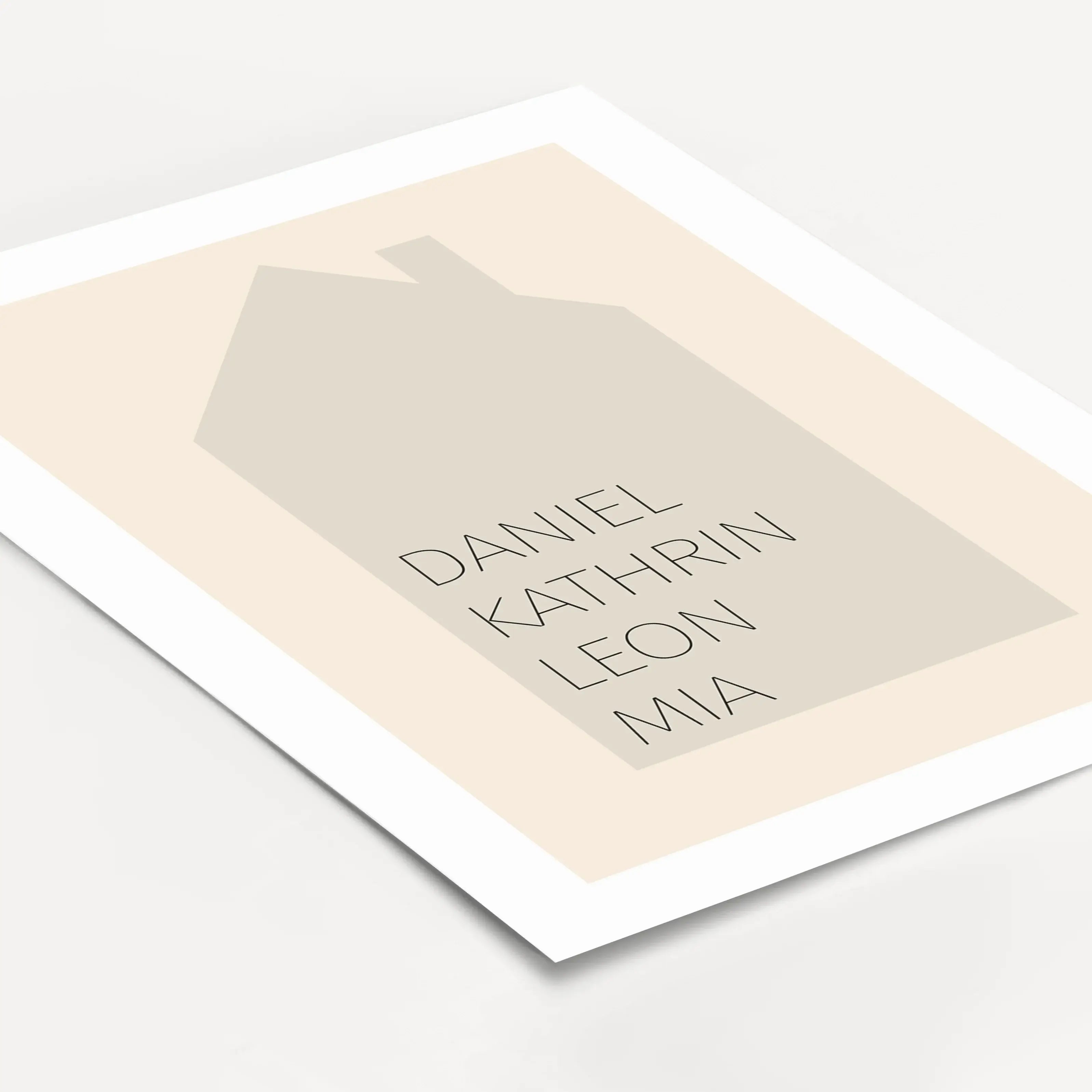 Familienposter Haus-Personalisiertes Poster-famprints-Das Familienposter Haus von famprints ist eine persönliche Wanddekoration für alle, die zeigen möchten, wer zusammengehört. Das klare Hausmotiv bildet den Mittelpunkt und wird mit den Namen der Mensche