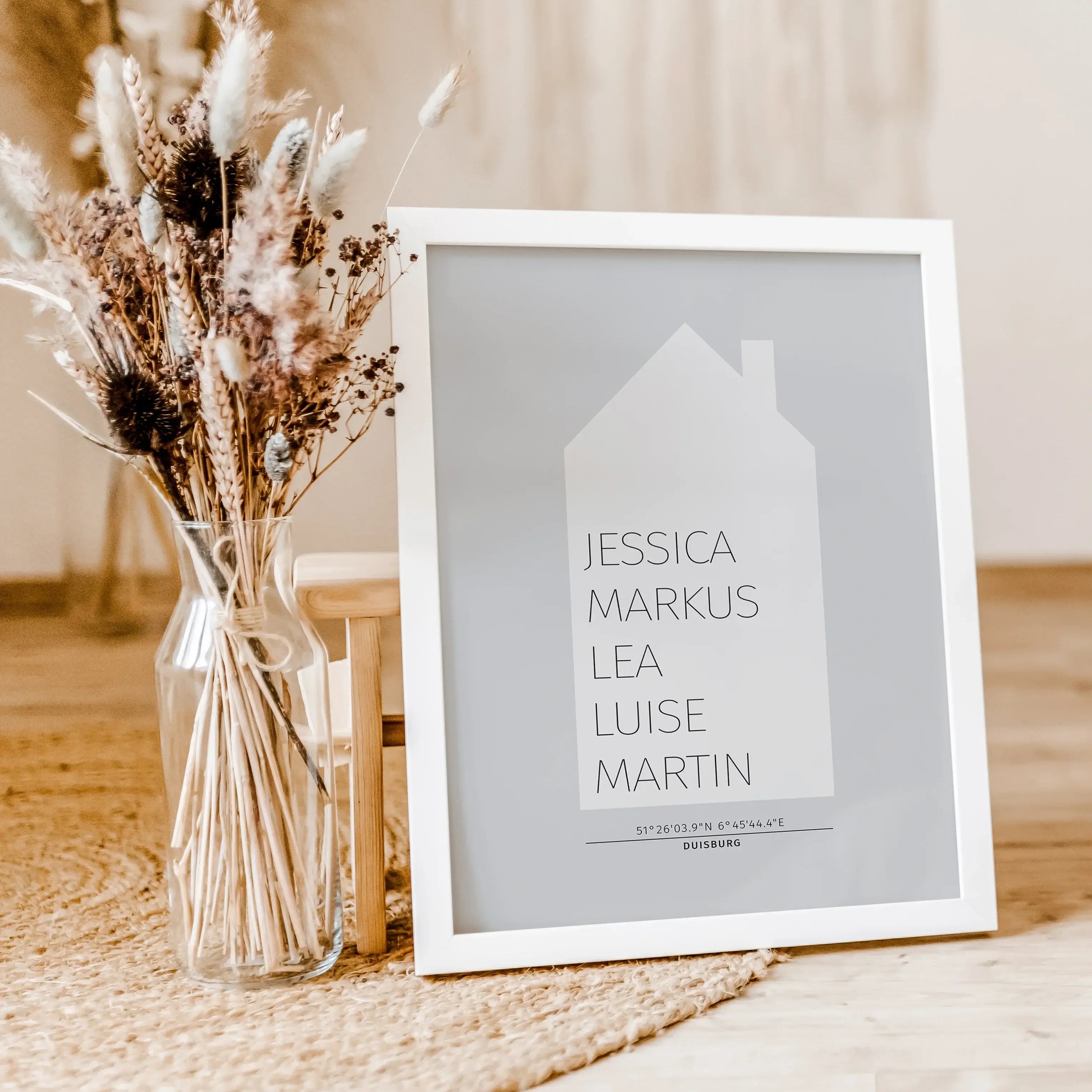 Familienposter Haus-famprints-Personalisiertes Poster-Auf dem Familienposter Haus findest du die Silhouette von einem Haus in unterschiedlichen Farben. Das Haus kann mit deinem Wunschtext personalisiert werden. In unserem Beispiel haben wir uns für die Na