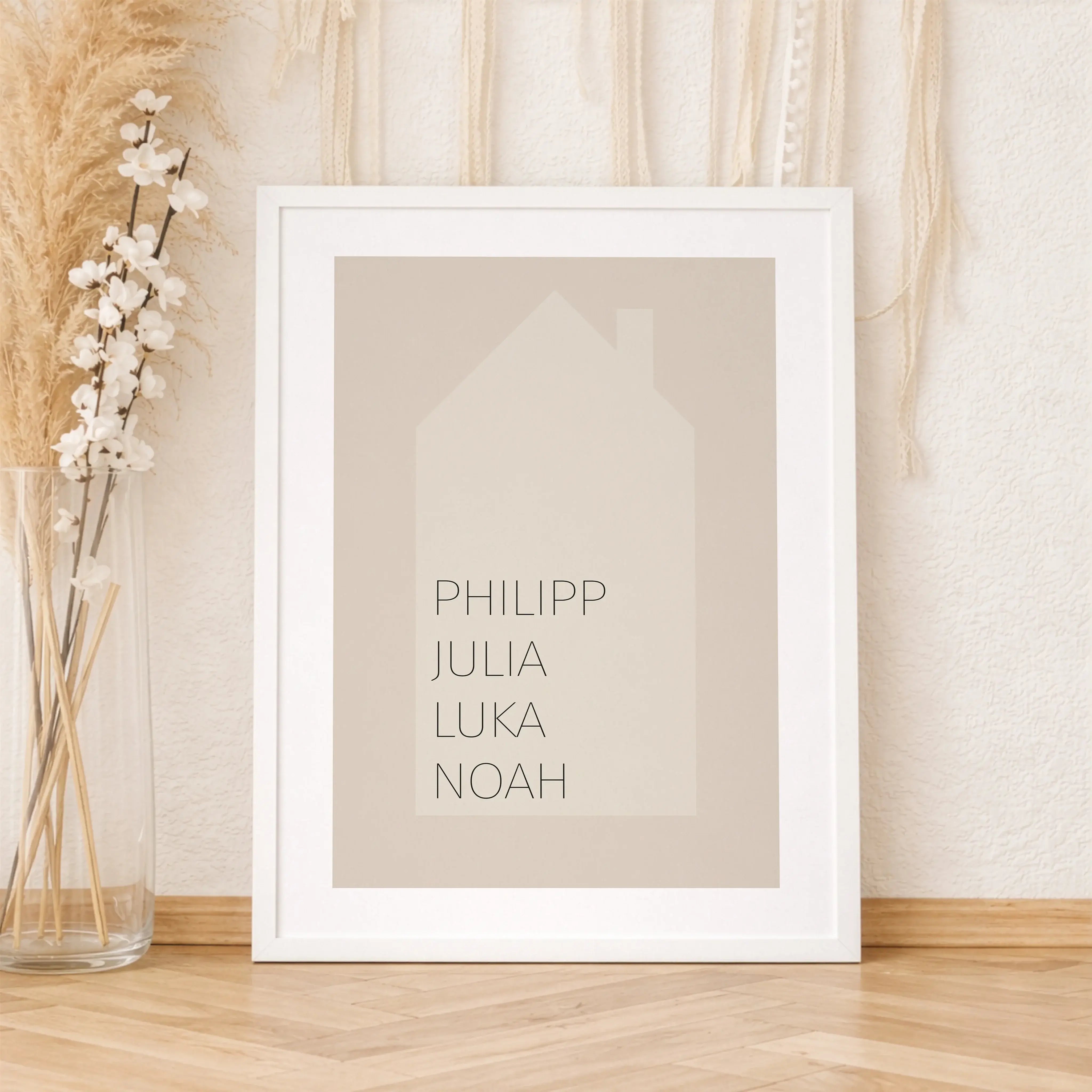 Familienposter Haus-Personalisiertes Poster-famprints-Das Familienposter Haus von famprints ist eine persönliche Wanddekoration für alle, die zeigen möchten, wer zusammengehört. Das klare Hausmotiv bildet den Mittelpunkt und wird mit den Namen der Mensche