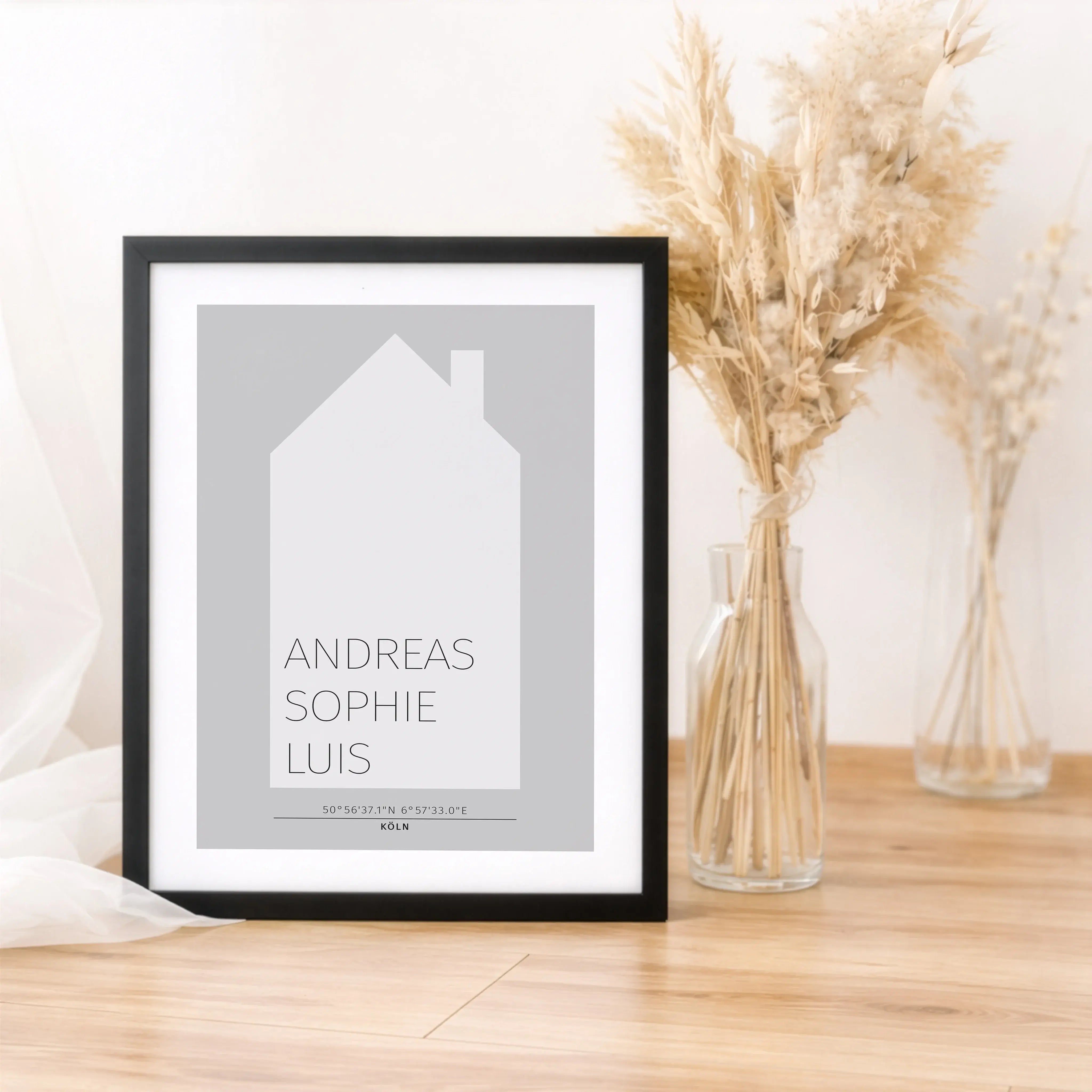 Familienposter Haus-Personalisiertes Poster-famprints-Das Familienposter Haus von famprints ist eine persönliche Wanddekoration für alle, die zeigen möchten, wer zusammengehört. Das klare Hausmotiv bildet den Mittelpunkt und wird mit den Namen der Mensche