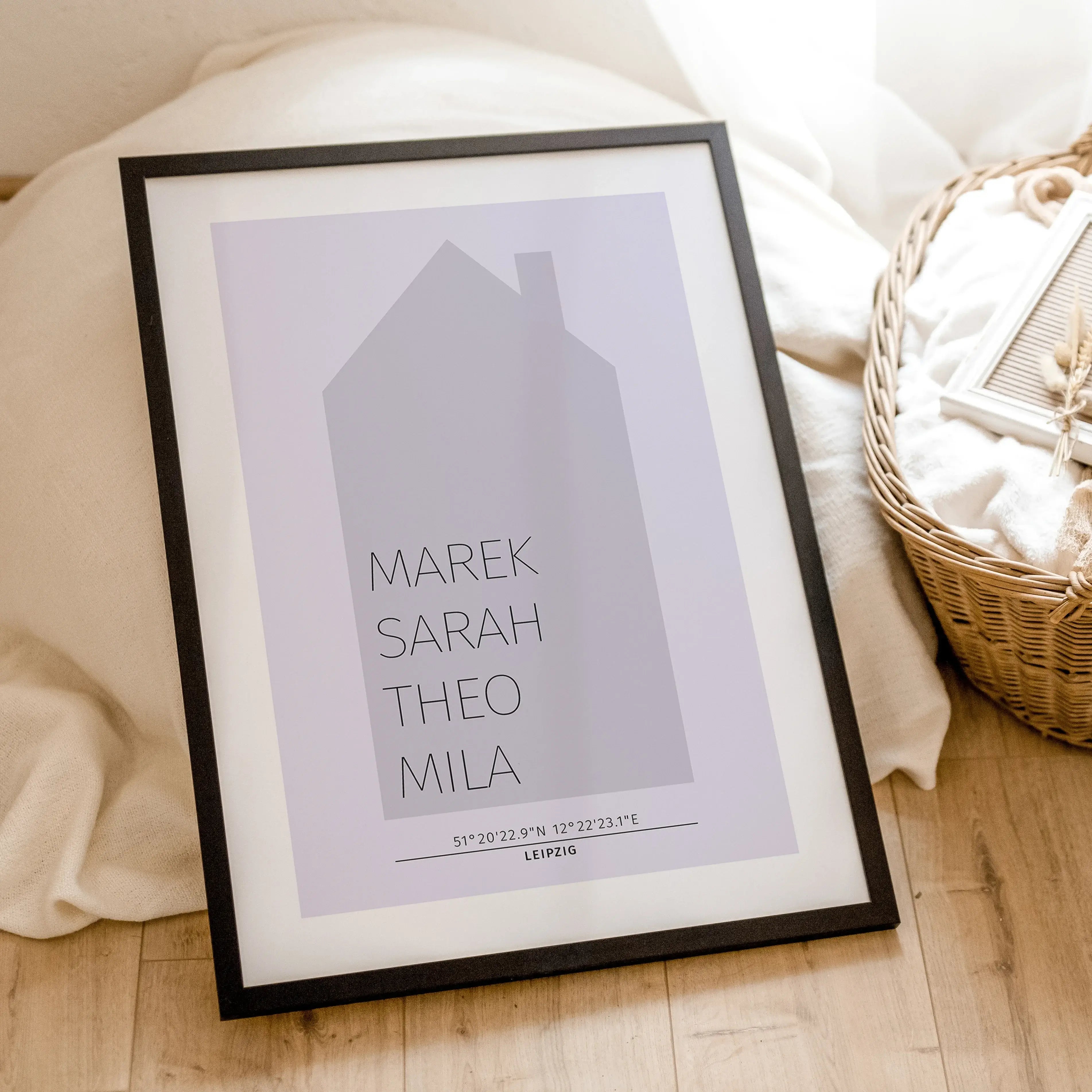 Familienposter Haus-famprints-Personalisiertes Poster-Auf dem Familienposter Haus findest du die Silhouette von einem Haus in unterschiedlichen Farben. Das Haus kann mit deinem Wunschtext personalisiert werden. In unserem Beispiel haben wir uns für die Na