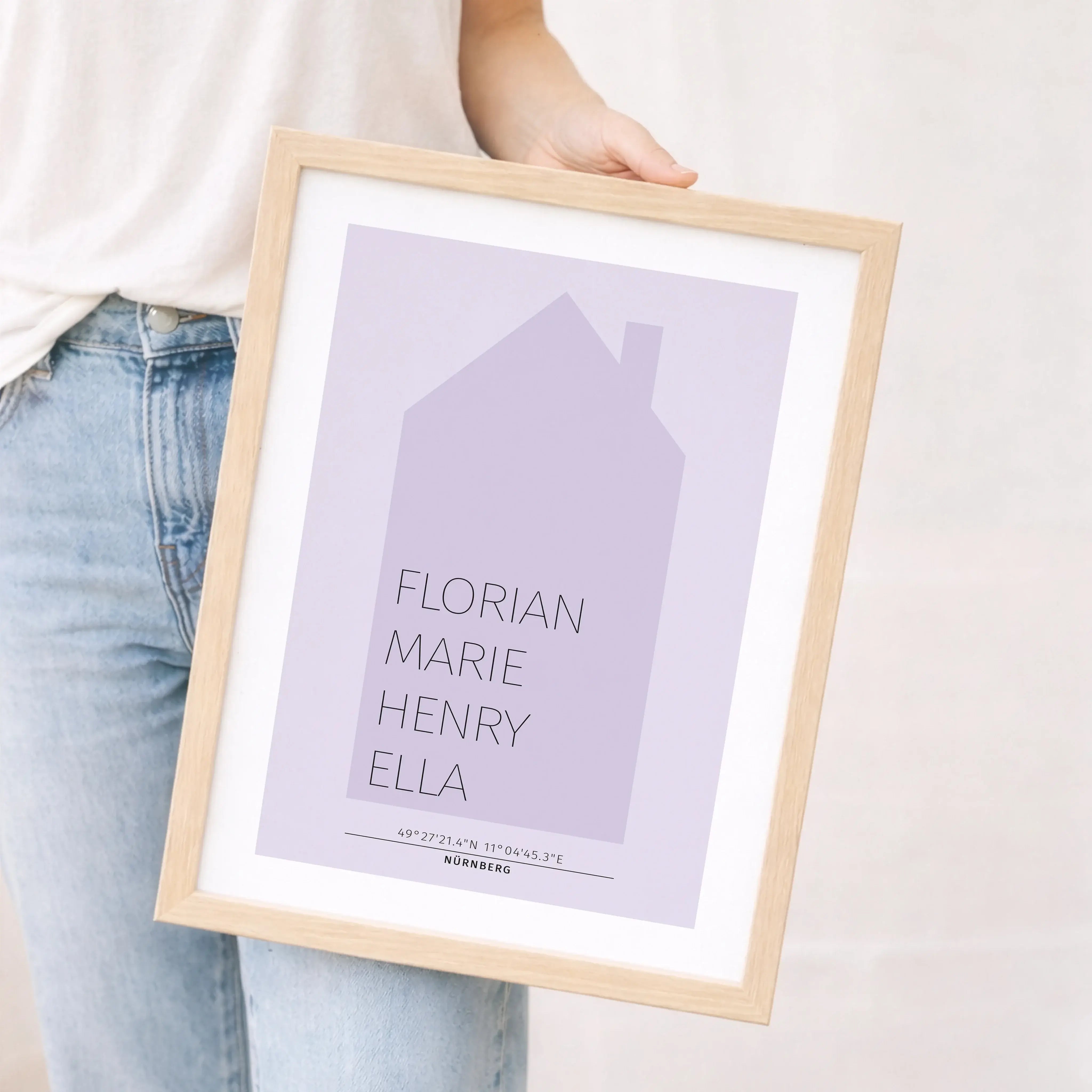 Familienposter Haus-Personalisiertes Poster-famprints-Das Familienposter Haus von famprints ist eine persönliche Wanddekoration für alle, die zeigen möchten, wer zusammengehört. Das klare Hausmotiv bildet den Mittelpunkt und wird mit den Namen der Mensche