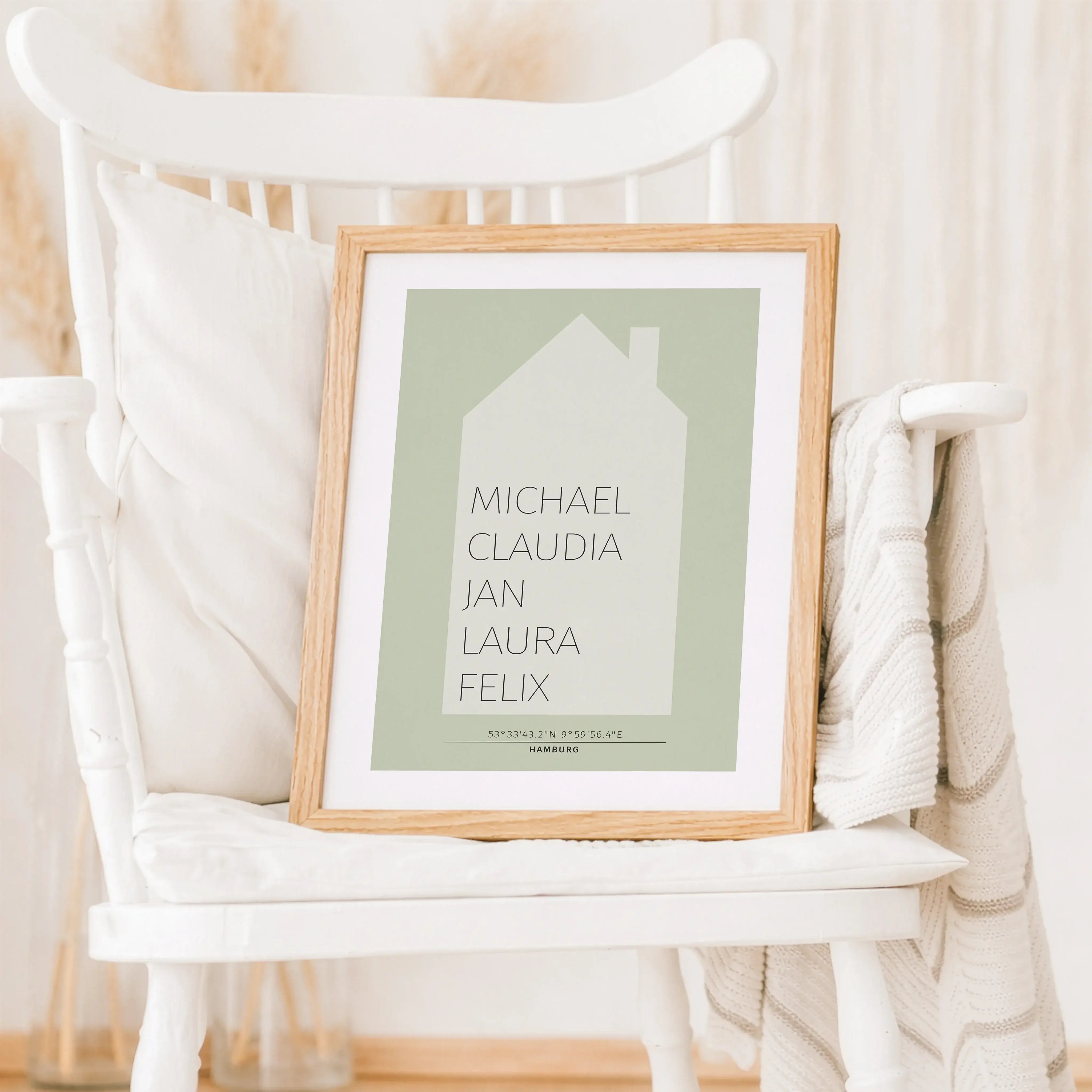 Familienposter Haus-Personalisiertes Poster-famprints-Das Familienposter Haus von famprints ist eine persönliche Wanddekoration für alle, die zeigen möchten, wer zusammengehört. Das klare Hausmotiv bildet den Mittelpunkt und wird mit den Namen der Mensche