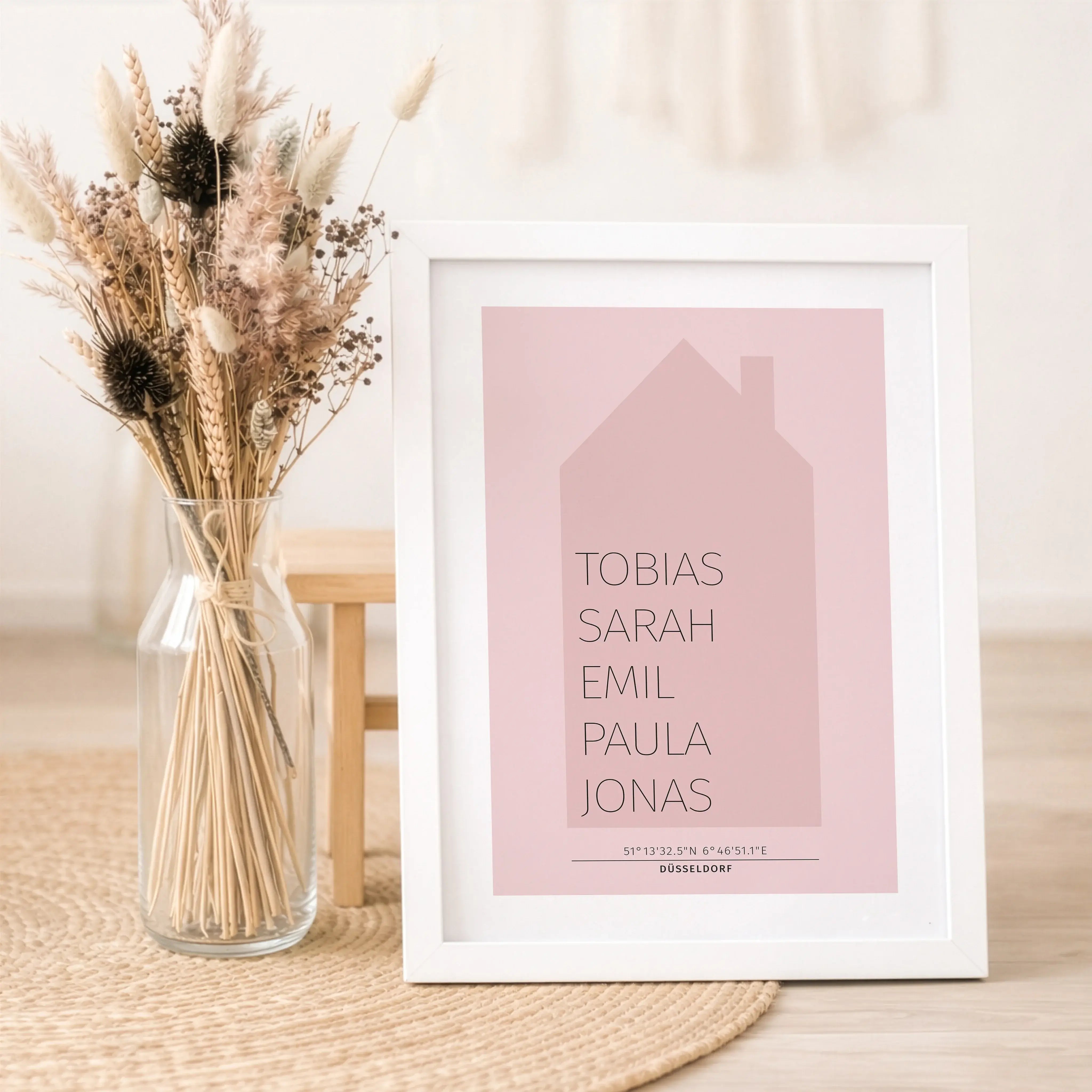 Familienposter Haus-Personalisiertes Poster-famprints-Das Familienposter Haus von famprints ist eine persönliche Wanddekoration für alle, die zeigen möchten, wer zusammengehört. Das klare Hausmotiv bildet den Mittelpunkt und wird mit den Namen der Mensche
