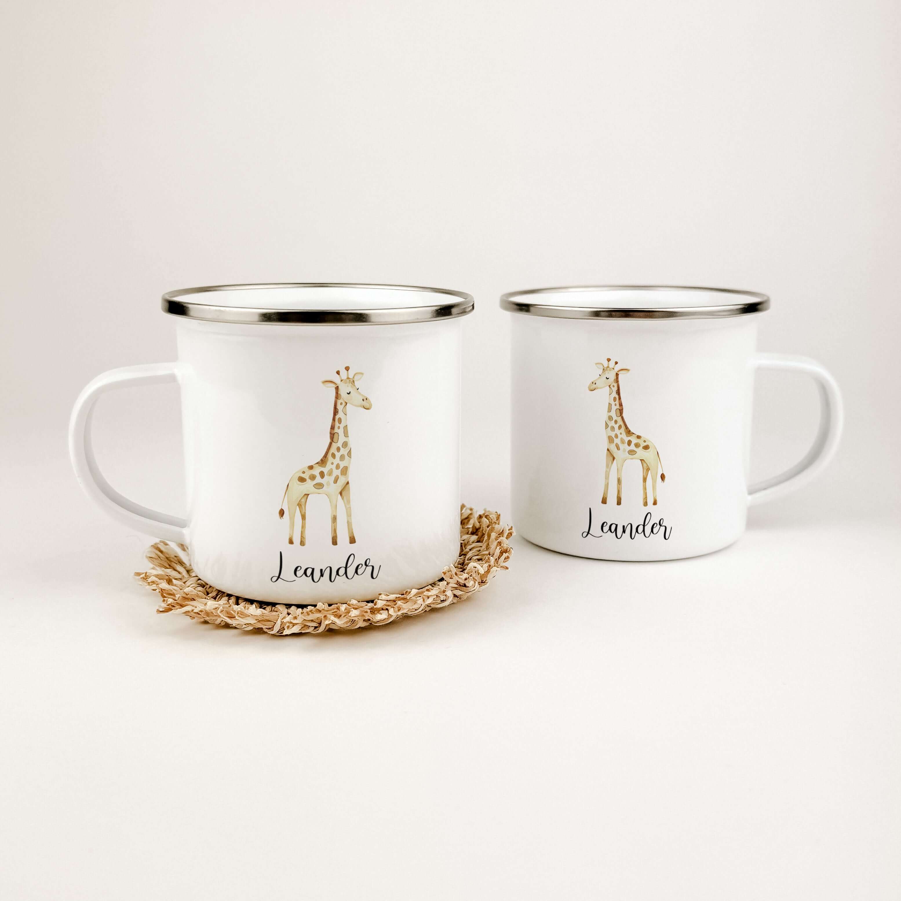 Emaille Tasse Giraffe No1-famprints-Emaille Tasse-Entdecke die bezaubernde Emaille Tasse Giraffe – der perfekte Begleiter für kleine Abenteurer! Mit einem Füllinhalt von 300 ml ist sie ideal für heiße Schokoladen, Saft oder Wasser. Personalisierbar mit de