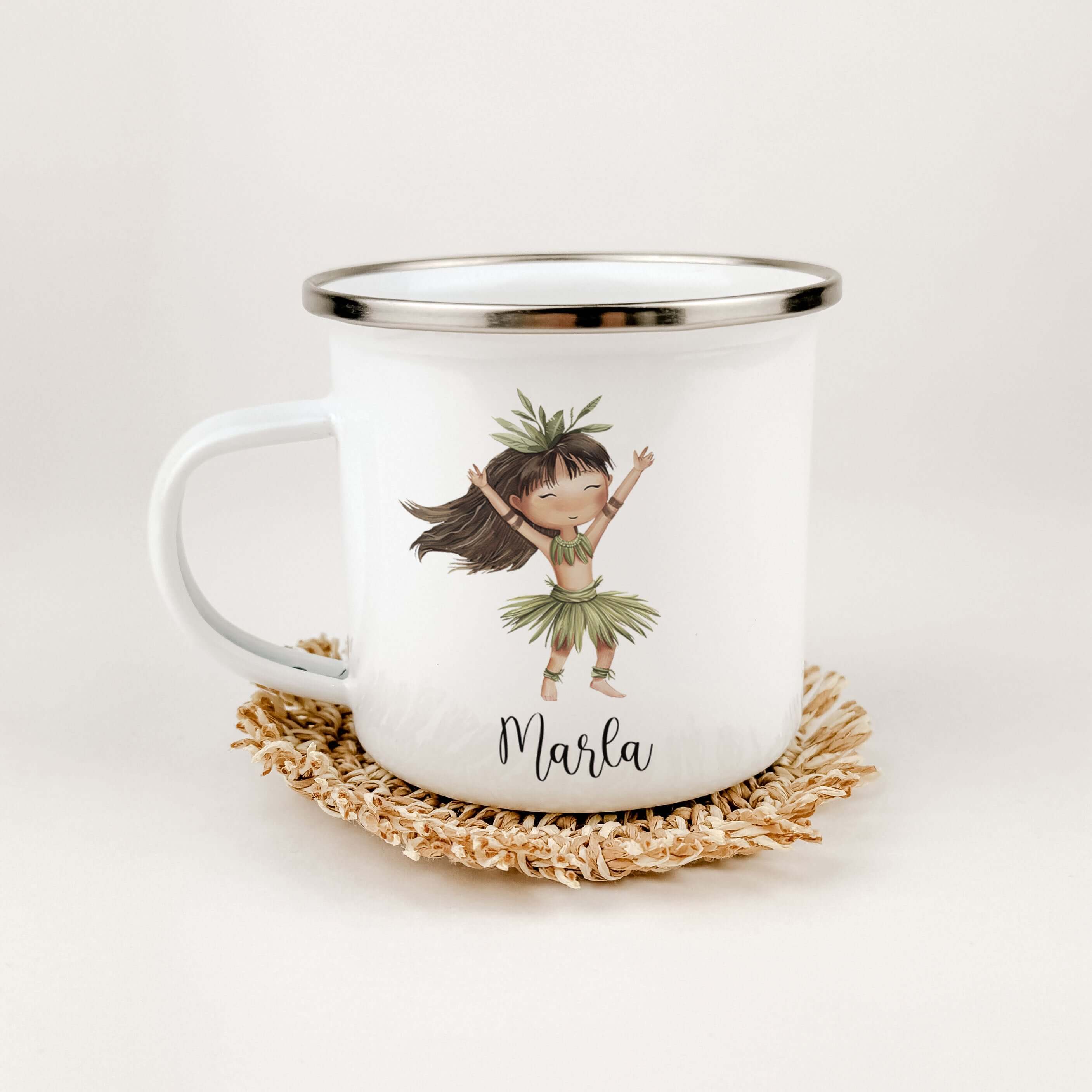 Emaille Tasse Indianerin-famprints-Emaille Tasse-Entdecke die zauberhafte Emaille Tasse mit einem liebevollen Aquarell-Motiv einer Indianerin, die nicht nur funktional, sondern auch ein echter Hingucker ist. Diese personalisierte Tasse bringt Freude in de