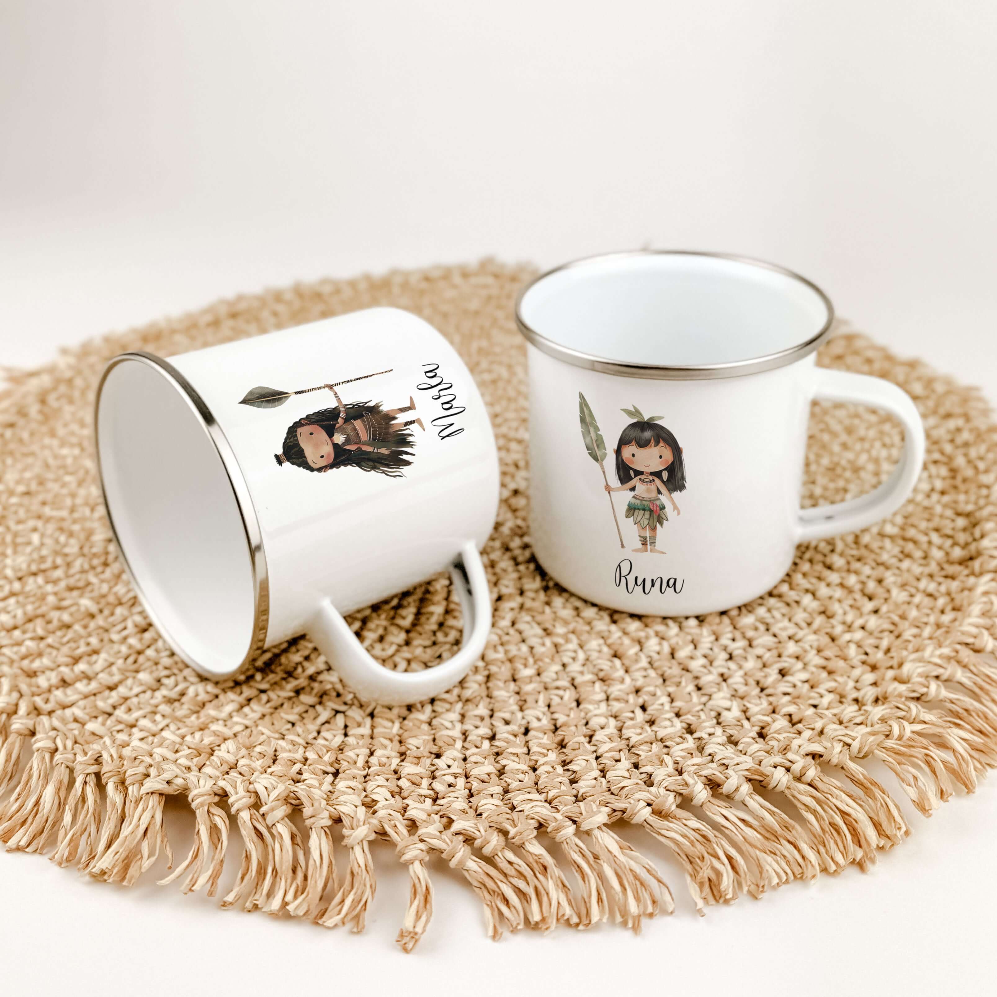 Emaille Tasse Indianerin-famprints-Emaille Tasse-Entdecke die zauberhafte Emaille Tasse mit einem liebevollen Aquarell-Motiv einer Indianerin, die nicht nur funktional, sondern auch ein echter Hingucker ist. Diese personalisierte Tasse bringt Freude in de