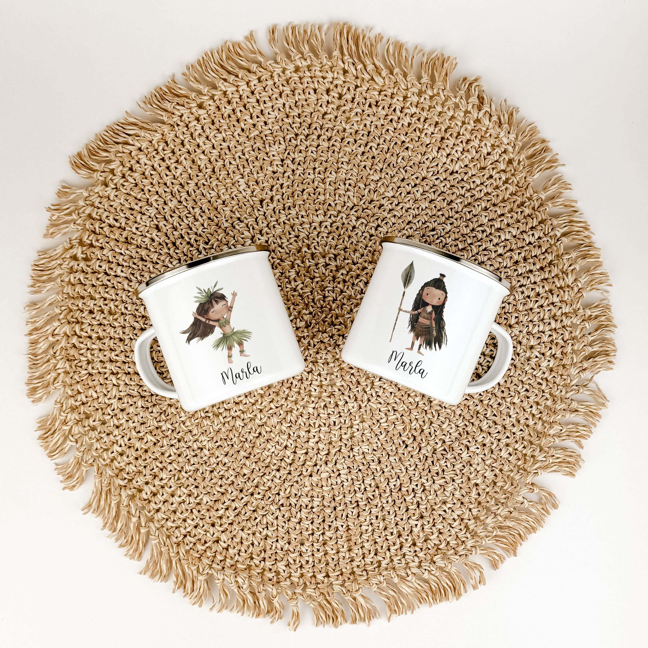 Emaille Tasse Indianerin-famprints-Emaille Tasse-Entdecke die zauberhafte Emaille Tasse mit einem liebevollen Aquarell-Motiv einer Indianerin, die nicht nur funktional, sondern auch ein echter Hingucker ist. Diese personalisierte Tasse bringt Freude in de