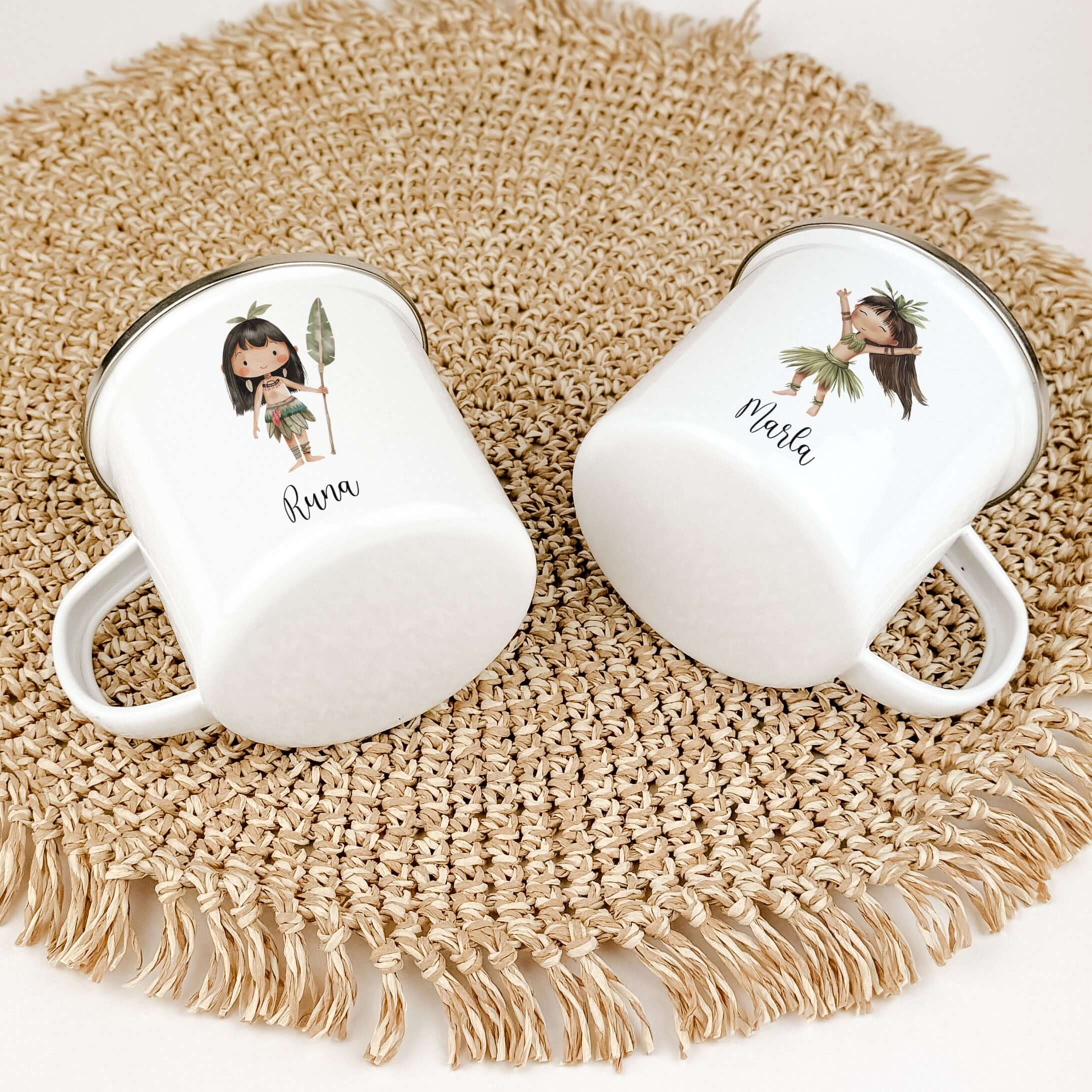 Emaille Tasse Indianerin-famprints-Emaille Tasse-Entdecke die zauberhafte Emaille Tasse mit einem liebevollen Aquarell-Motiv einer Indianerin, die nicht nur funktional, sondern auch ein echter Hingucker ist. Diese personalisierte Tasse bringt Freude in de