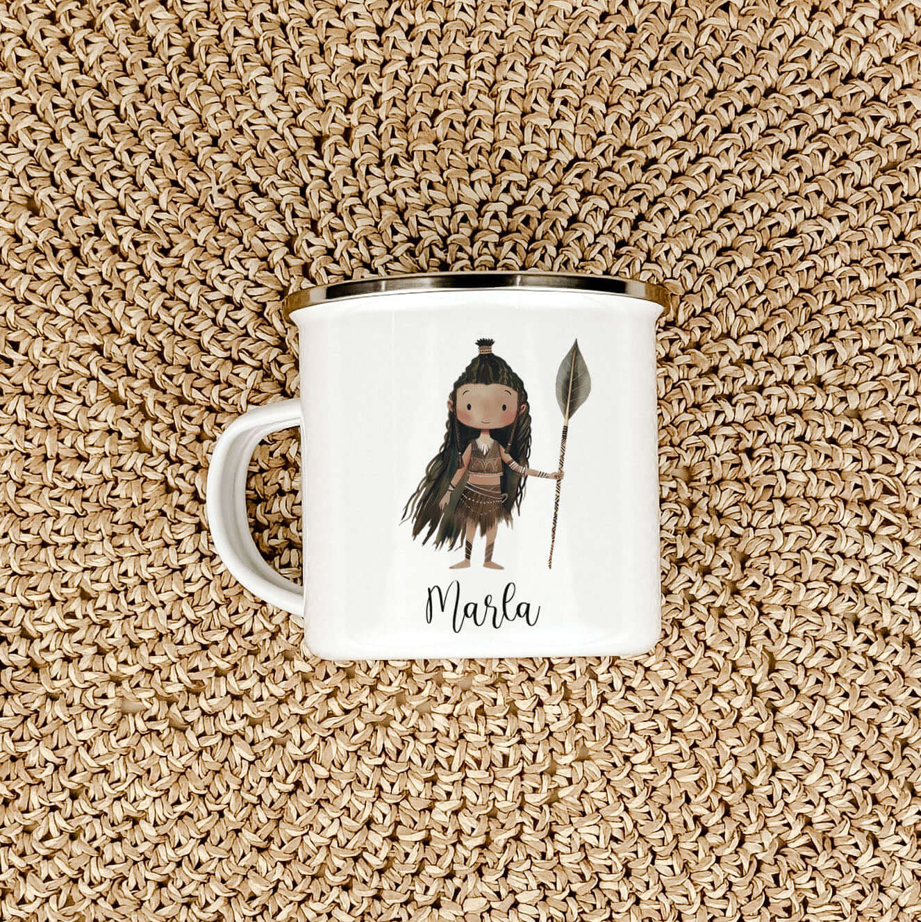 Emaille Tasse Indianerin-famprints-Emaille Tasse-Entdecke die zauberhafte Emaille Tasse mit einem liebevollen Aquarell-Motiv einer Indianerin, die nicht nur funktional, sondern auch ein echter Hingucker ist. Diese personalisierte Tasse bringt Freude in de