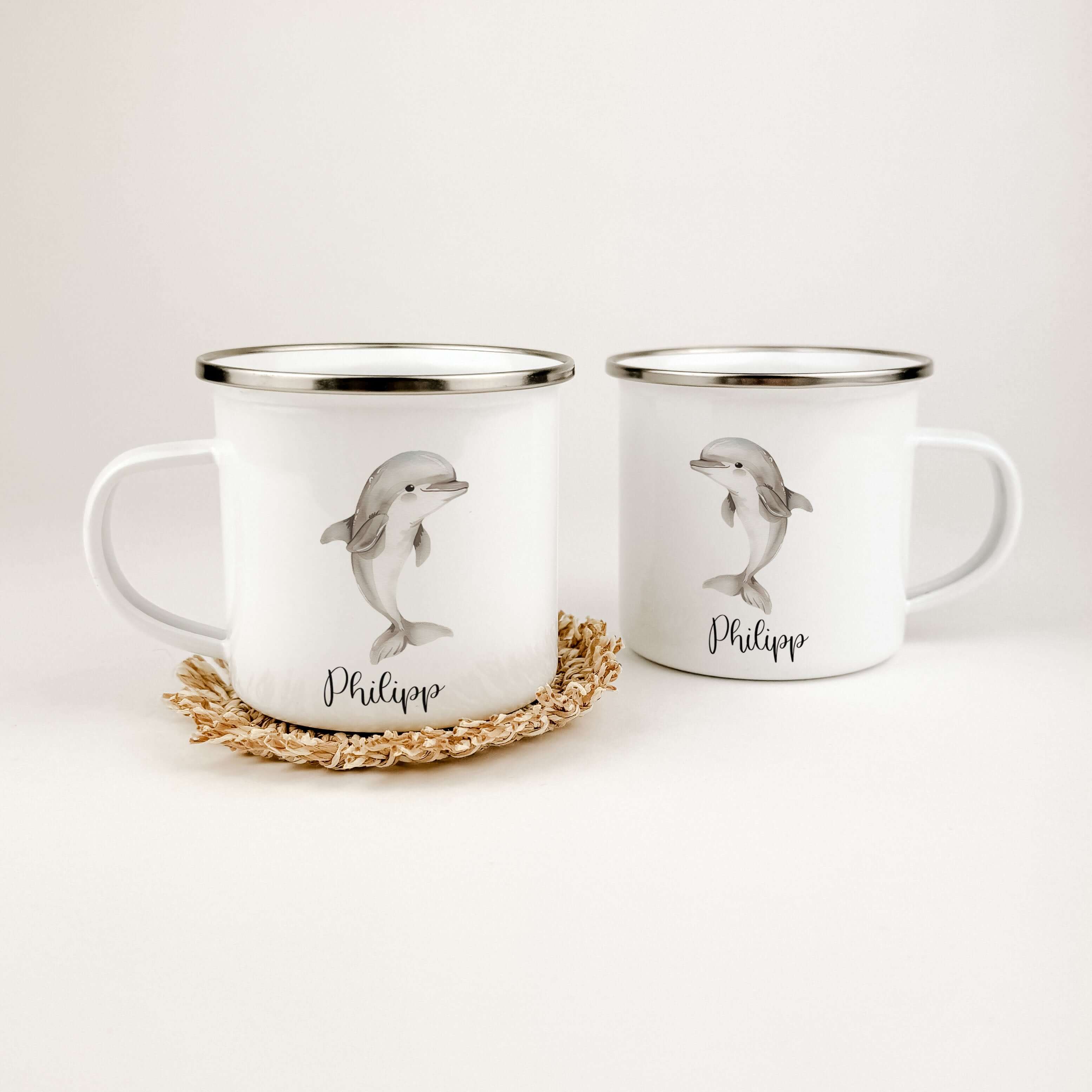 Emaille Tasse Delfin-famprints-Emaille Tasse-Entdecke die einzigartige Emaille Tasse Delfin, personalisiert mit dem Namen deines Kindes! Mit einem süßen Delfin in Aquarell Optik bedruckt, gibt es drei verschiedene Varianten zur Auswahl. Der brillante und
