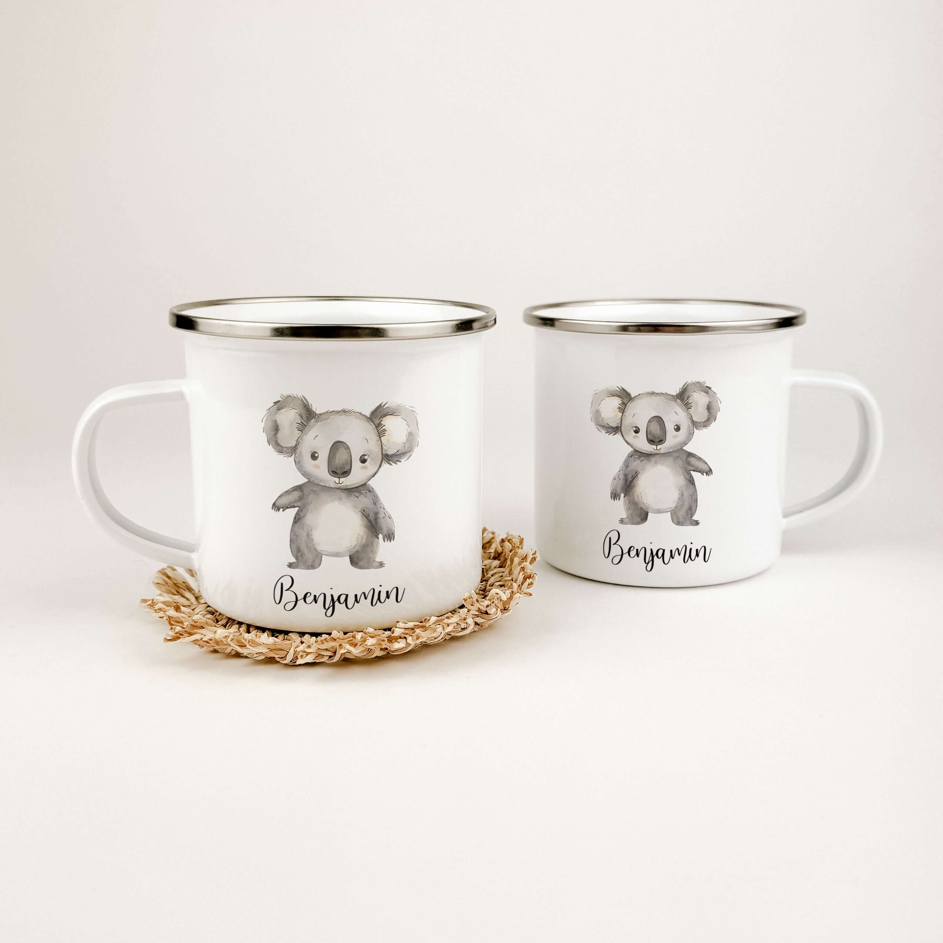 Emaille Tasse Koala-famprints-Emaille Tasse-Entdecke die zauberhafte Emaille Tasse mit einem süßen Koala, die nicht nur funktional ist, sondern auch das Herz jedes Kindes höher schlagen lässt. Stell dir vor, wie dein kleiner Schatz mit einem Lächeln im Ge