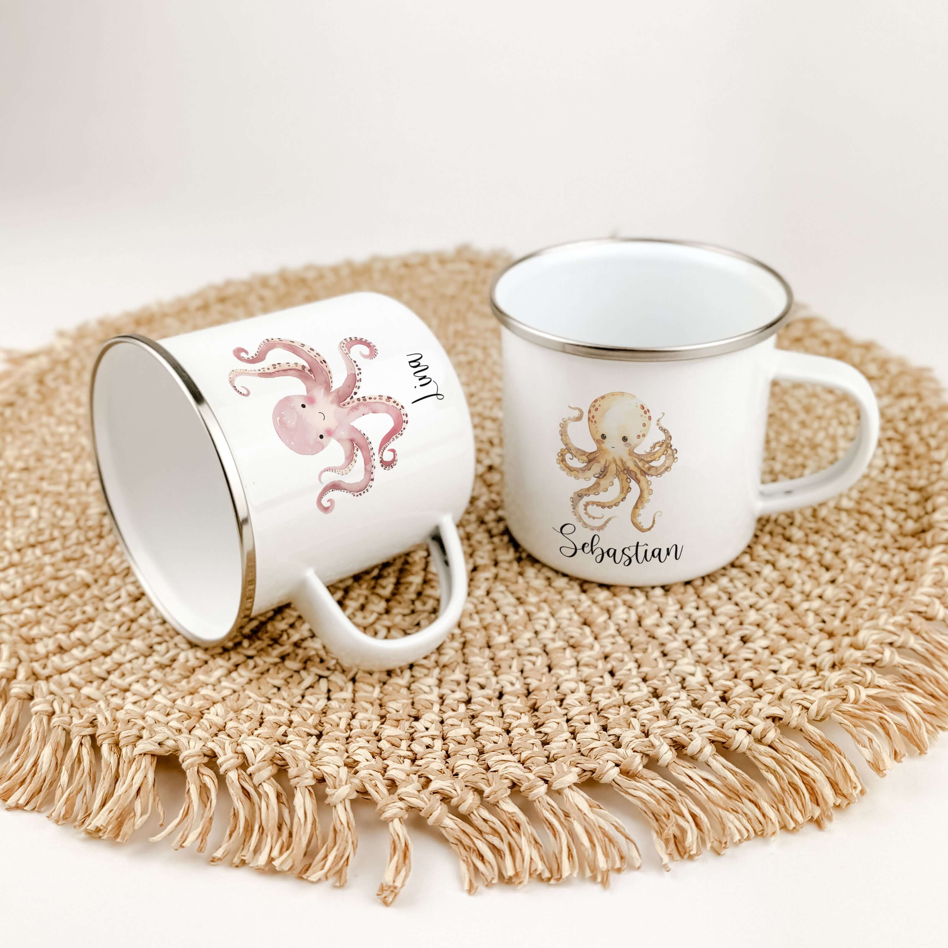 Emaille Tasse Krake-famprints-Emaille Tasse-Entdecke die zauberhafte Emaille Tasse mit einer süßen Krake, die nicht nur ein praktisches Trinkgefäß ist, sondern auch das Herz deines Kindes höherschlagen lässt. Mit jedem Schluck aus dieser liebevoll gestalt