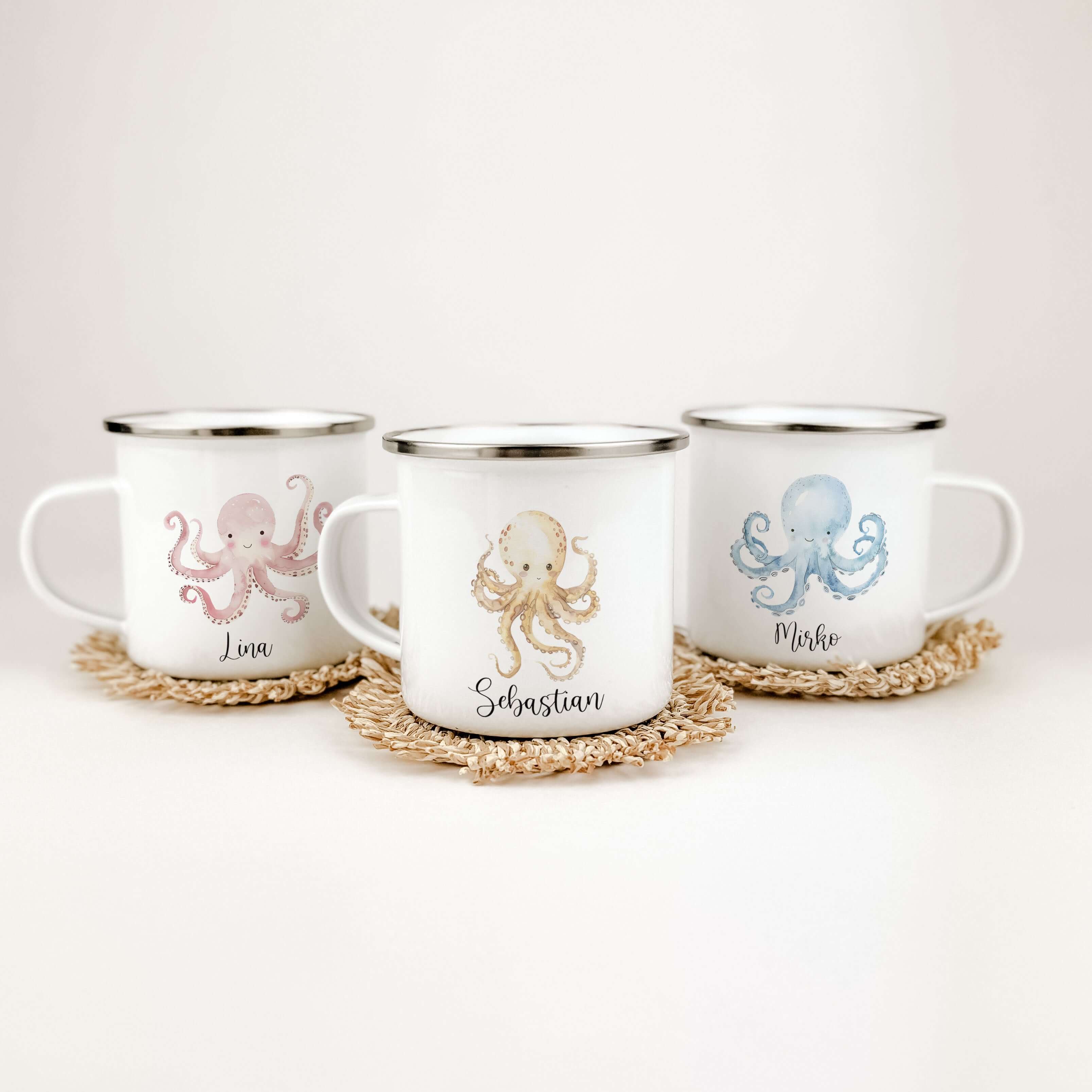 Emaille Tasse Krake-famprints-Emaille Tasse-Entdecke die zauberhafte Emaille Tasse mit einer süßen Krake, die nicht nur ein praktisches Trinkgefäß ist, sondern auch das Herz deines Kindes höherschlagen lässt. Mit jedem Schluck aus dieser liebevoll gestalt