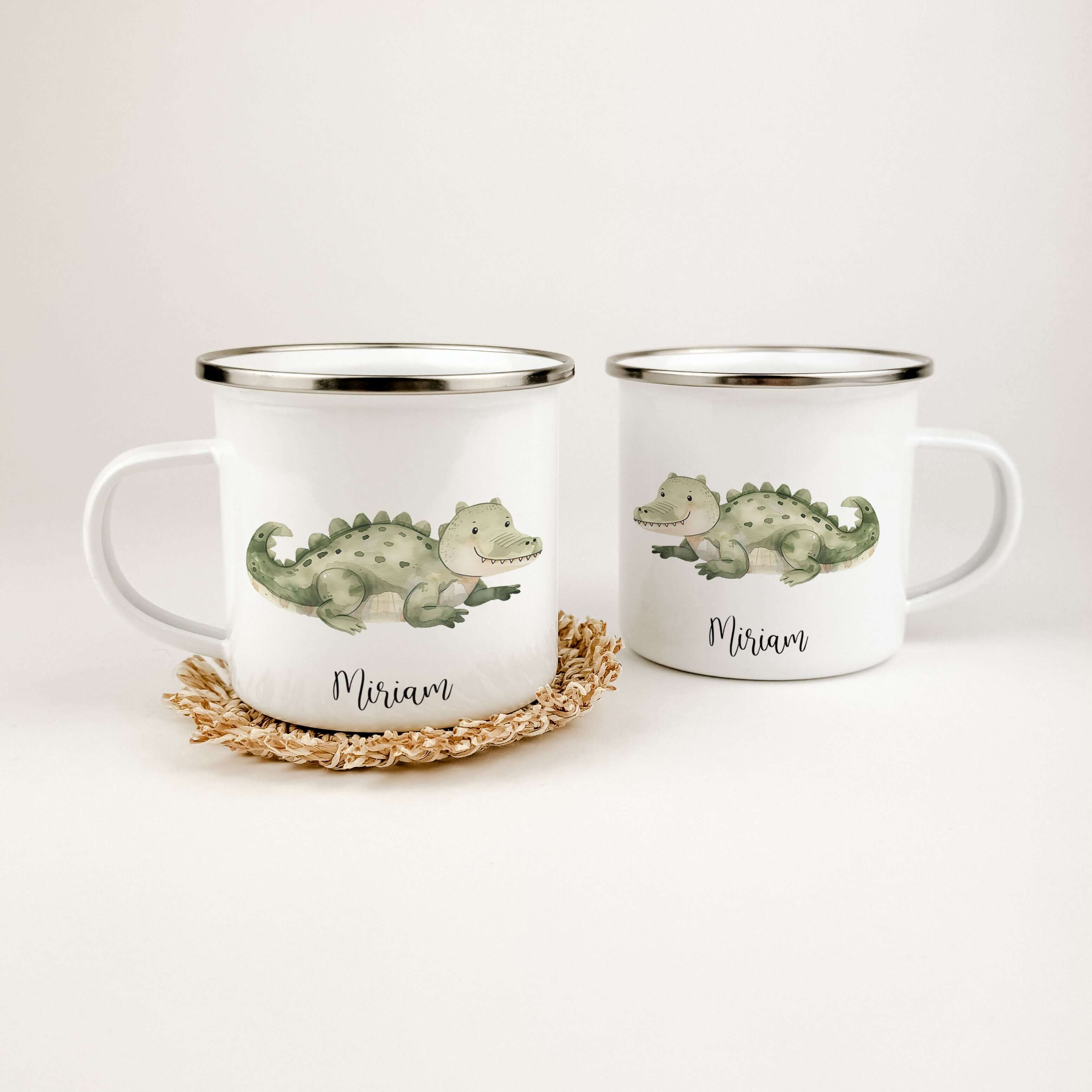 Emaille Tasse Krokodil-famprints-Emaille Tasse-Entdecke die zauberhafte Emaille Tasse Krokodil, die nicht nur ein praktisches Trinkgefäß ist, sondern auch ein liebevolles Geschenk für kleine Abenteurer. Mit ihrem einzigartigen Krokodil-Motiv in Aquarell-O