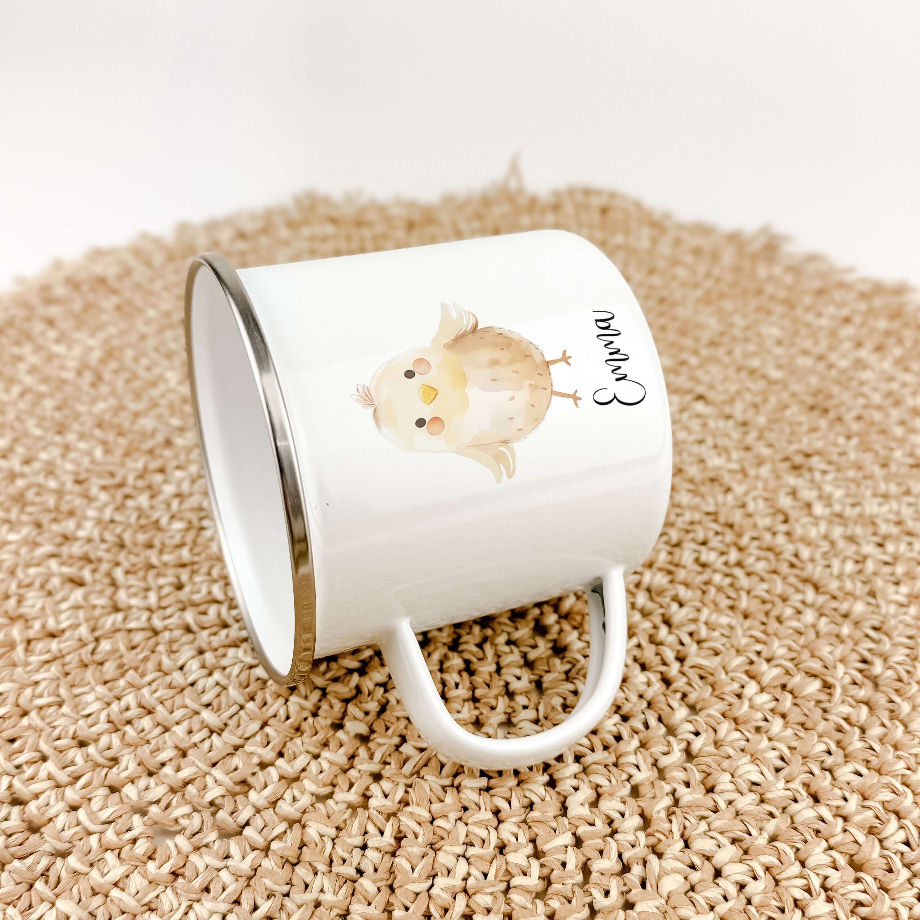 Emaille Tasse Küken-famprints-Emaille Tasse-Entdecke die zauberhafte Emaille Tasse mit einem süßen Küken, die nicht nur praktisch ist, sondern auch ein Stück Freude in den Alltag bringt. Du suchst nach einem besonderen Geschenk für dein Kind oder einen kl