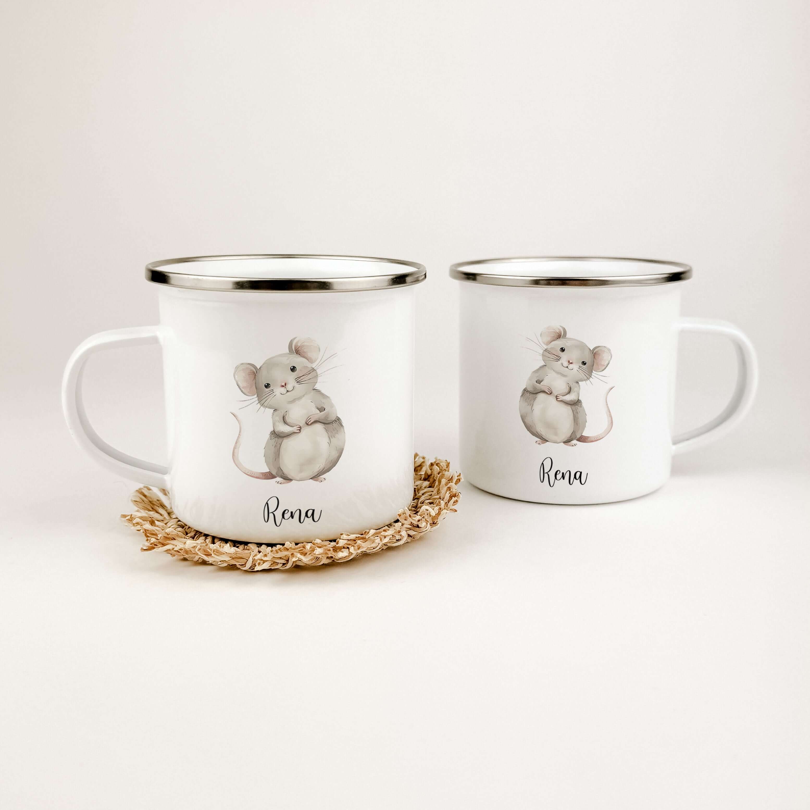 Emaille Tasse Maus-famprints-Emaille Tasse-Entdecke die bezaubernde Emaille Tasse Maus, die nicht nur ein praktisches Trinkgefäß ist, sondern auch ein Stückchen Freude in den Alltag bringt! Diese personalisierte Tasse mit deinem Namen und der süßen Maus i