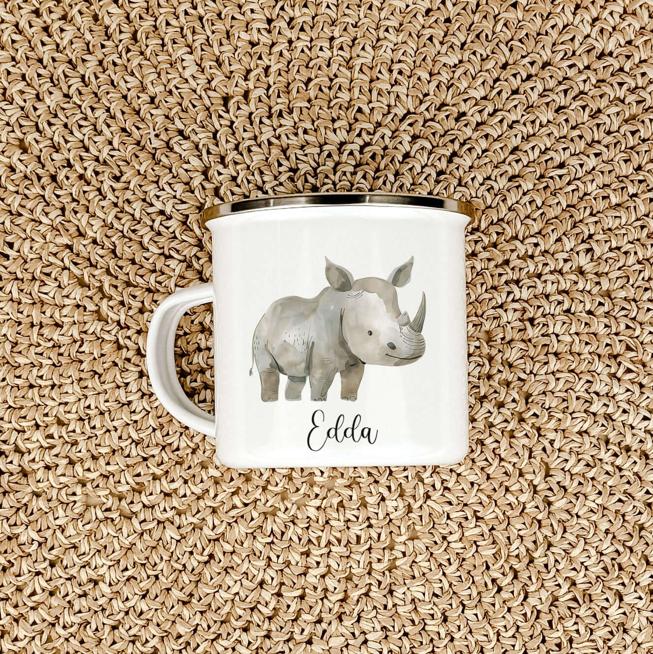 Emaille Tasse Nashorn-famprints-Emaille Tasse-Entdecke die zauberhafte Emaille Tasse mit dem einzigartigen Nashorn-Motiv, die nicht nur praktisch ist, sondern auch das Herz deines Kindes höher schlagen lässt. Diese personalisierte Tasse wird mit viel Lieb