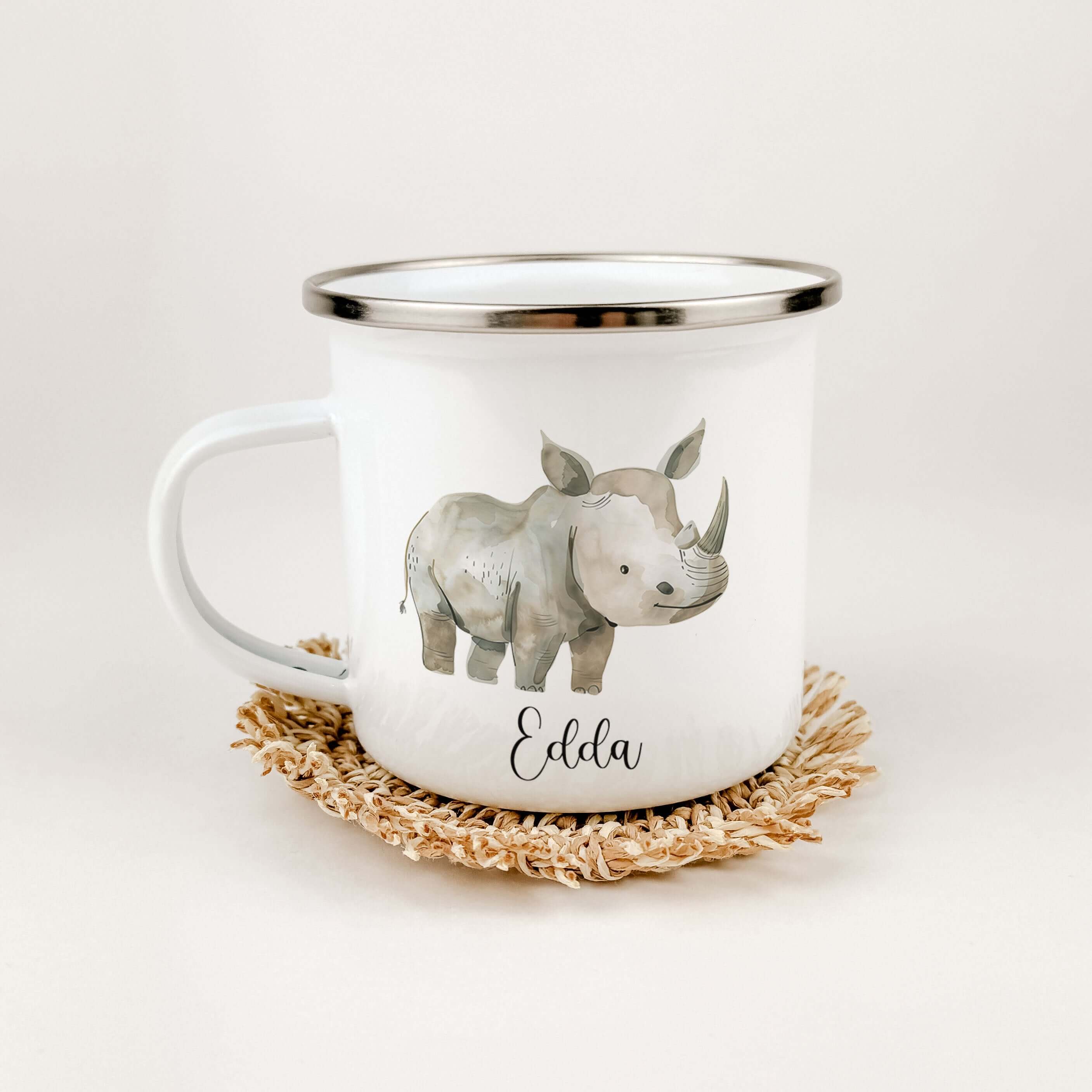 Emaille Tasse Nashorn-famprints-Emaille Tasse-Entdecke die zauberhafte Emaille Tasse mit dem einzigartigen Nashorn-Motiv, die nicht nur praktisch ist, sondern auch das Herz deines Kindes höher schlagen lässt. Diese personalisierte Tasse wird mit viel Lieb