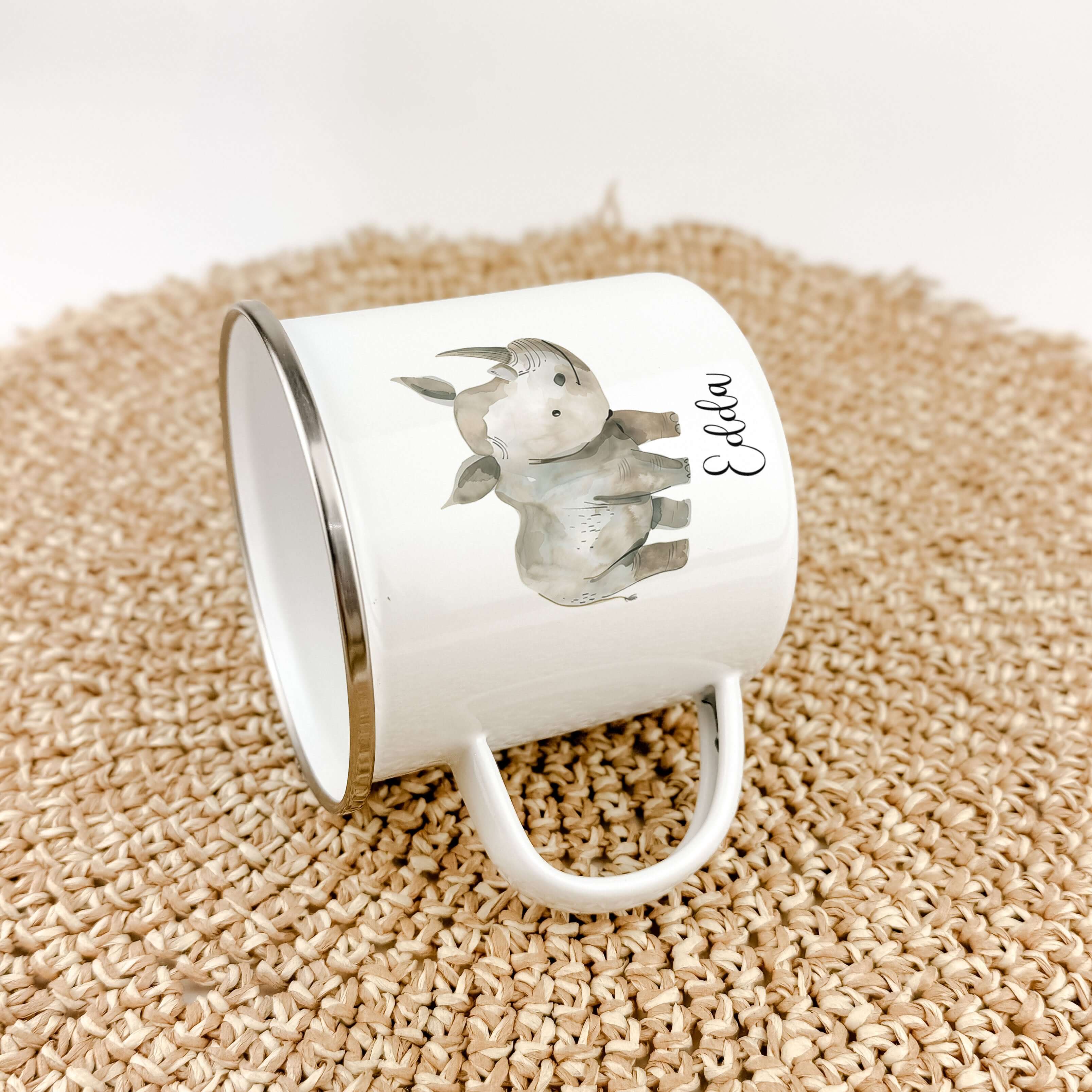 Emaille Tasse Nashorn-famprints-Emaille Tasse-Entdecke die zauberhafte Emaille Tasse mit dem einzigartigen Nashorn-Motiv, die nicht nur praktisch ist, sondern auch das Herz deines Kindes höher schlagen lässt. Diese personalisierte Tasse wird mit viel Lieb