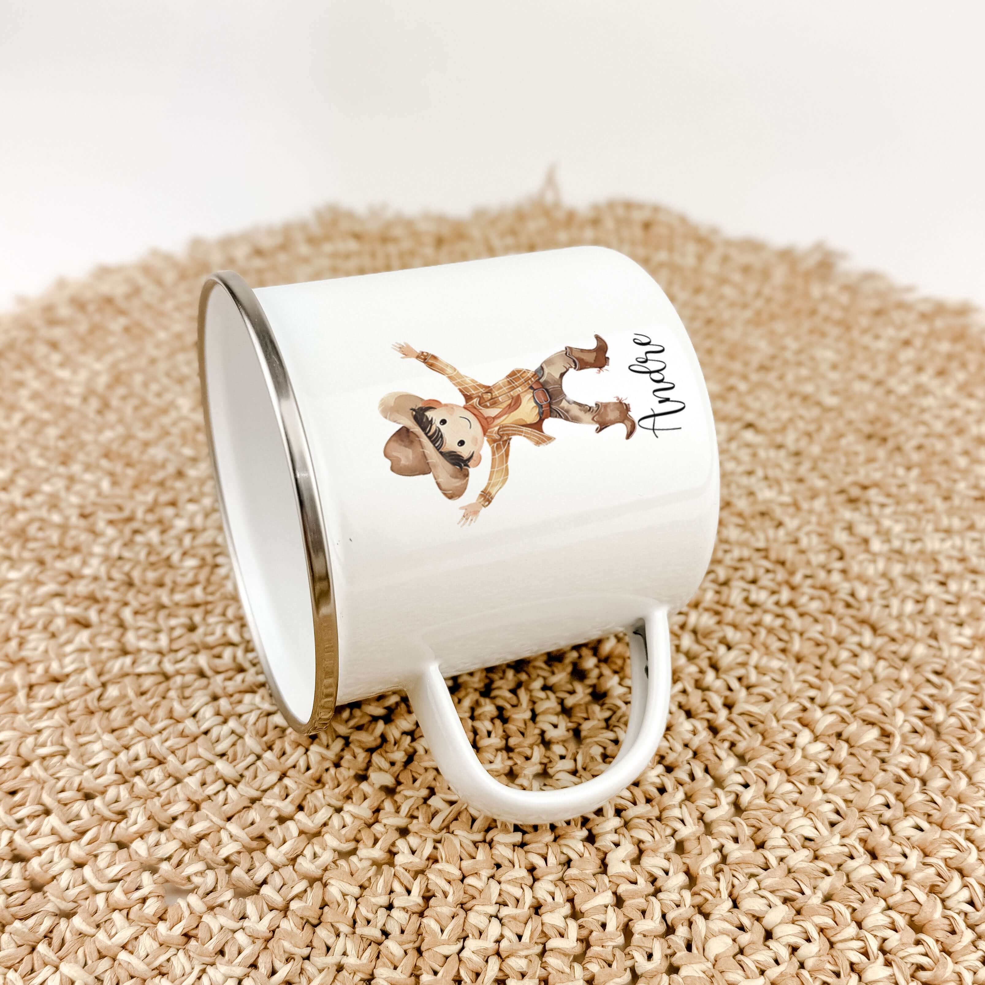 Emaille Tasse Cowboy-famprints-Emaille Tasse-Mit ihrem liebevoll gestalteten süßen Cowboy in Aquarell Optik ist diese Tasse nicht nur ein echter Hingucker, sondern auch ein perfektes Geschenk für Kinder zur Einschulung, Taufe oder Ostern. Der brillante un