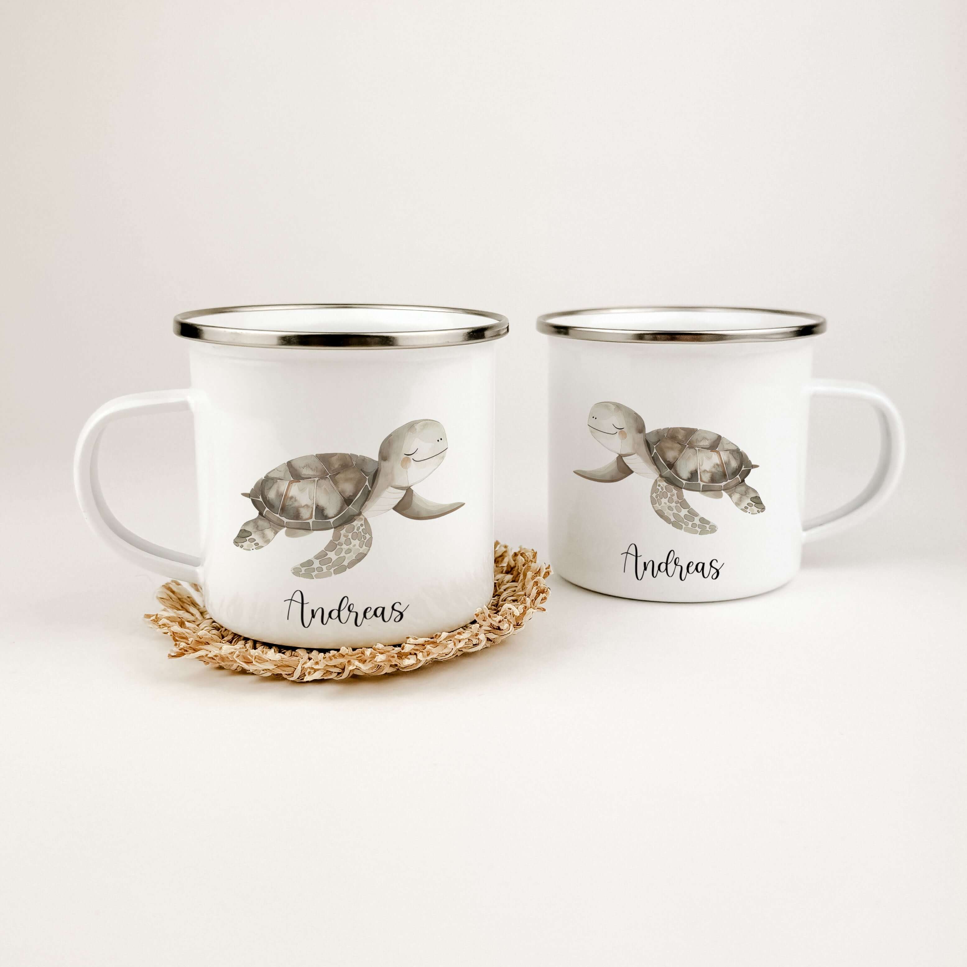 Emaille Tasse Schildkröte-famprints-Emaille Tasse-Verschenke Freude mit unserer charmanten Emaille Tasse Schildkröte, die jedes Kinderherz höher schlagen lässt! Diese Emaille Tasse personalisiert mit deinem Namen wird zum treuen Begleiter für kleine Abent