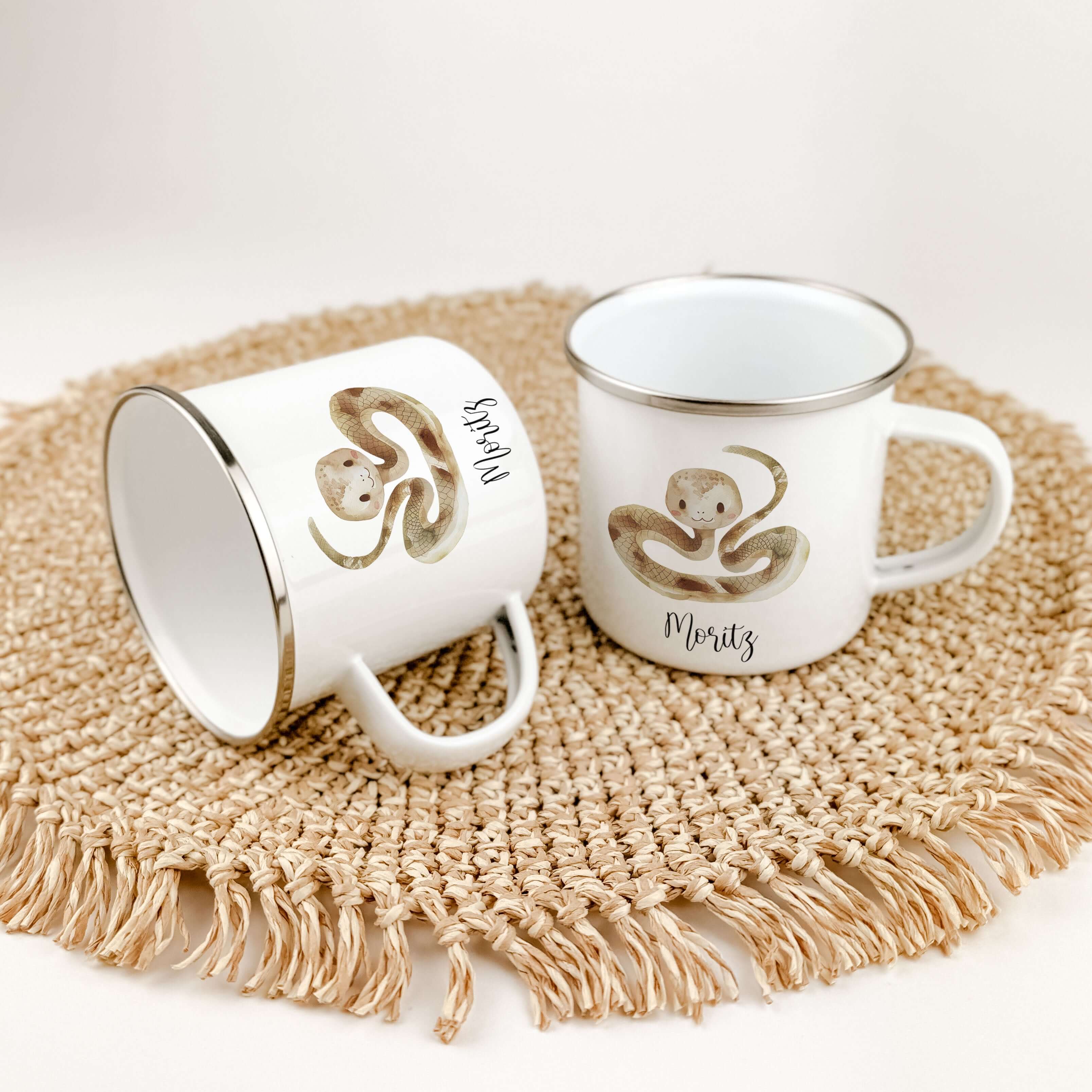 Emaille Tasse Schlange-famprints-Emaille Tasse-Entdecke die zauberhafte Emaille Tasse Schlange, ein personalisierter Begleiter, der das Herz deines Kindes höher schlagen lässt! Diese Emaille Tasse personalisiert sorgt für Freude bei jedem Schluck und läss