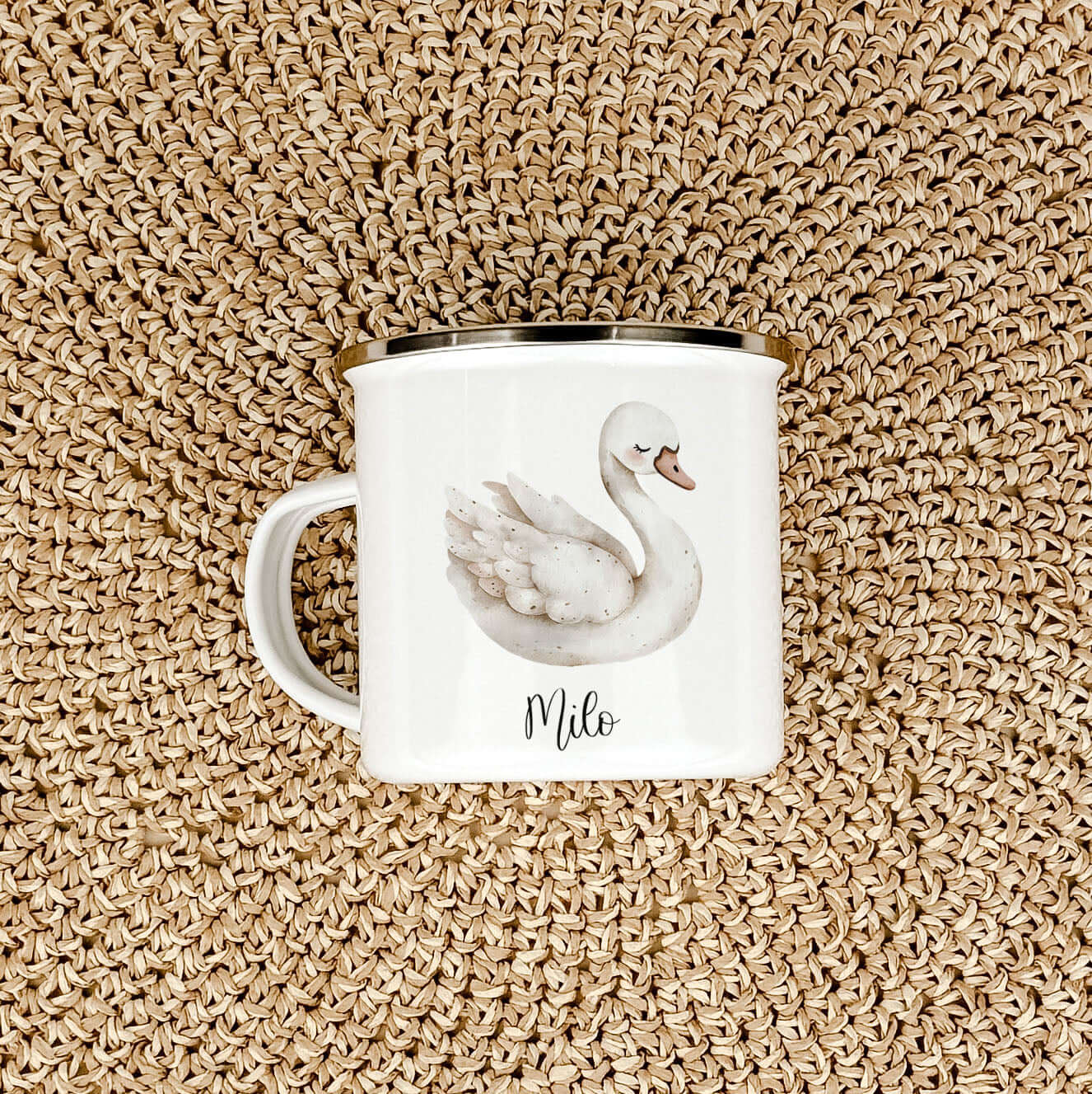 Emaille Tasse Schwan-famprints-Emaille Tasse-Entdecke die zauberhafte Emaille Tasse Schwan – der ideale Begleiter für die kleinen Abenteuer deines Kindes! Diese liebevoll gestaltete Emaille Tasse personalisiert mit einem wunderschönen Schwan in Aquarell-O