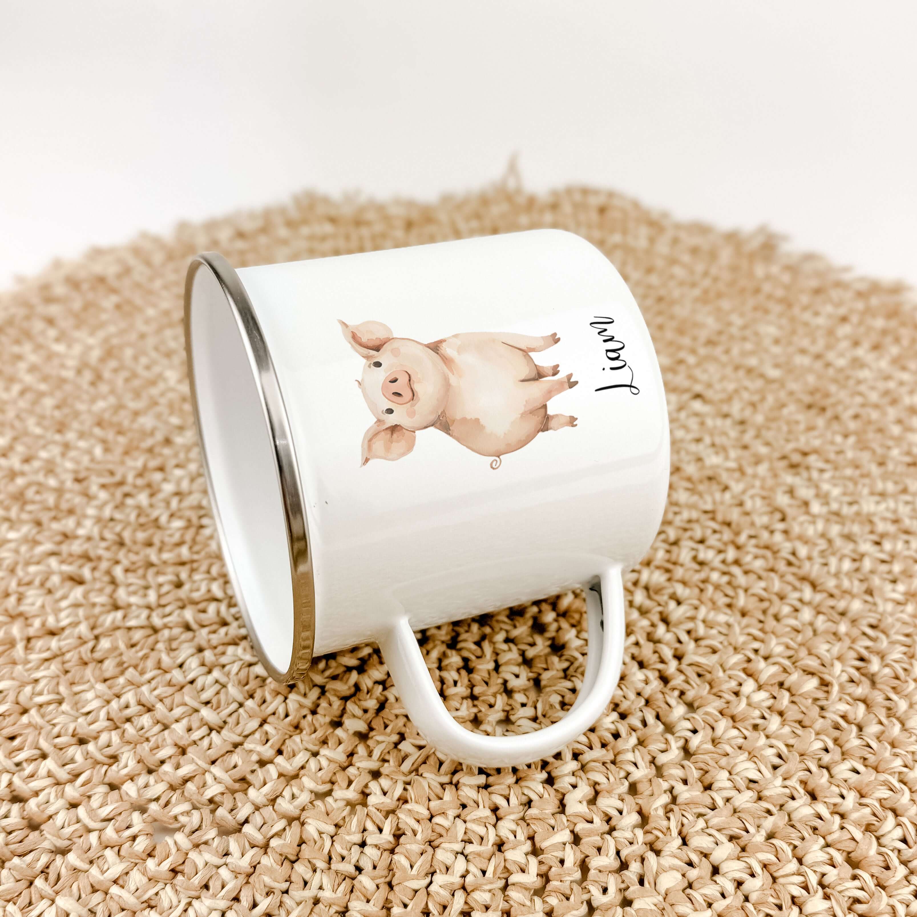 Emaille Tasse Schwein-famprints-Emaille Tasse-Entdecke die zauberhafte Emaille Tasse Schwein, die nicht nur ein funktionales Lieblingsstück, sondern auch ein persönliches Geschenk für Kinder ist! Diese Emaille Tasse personalisiert macht jeden Schluck zu e