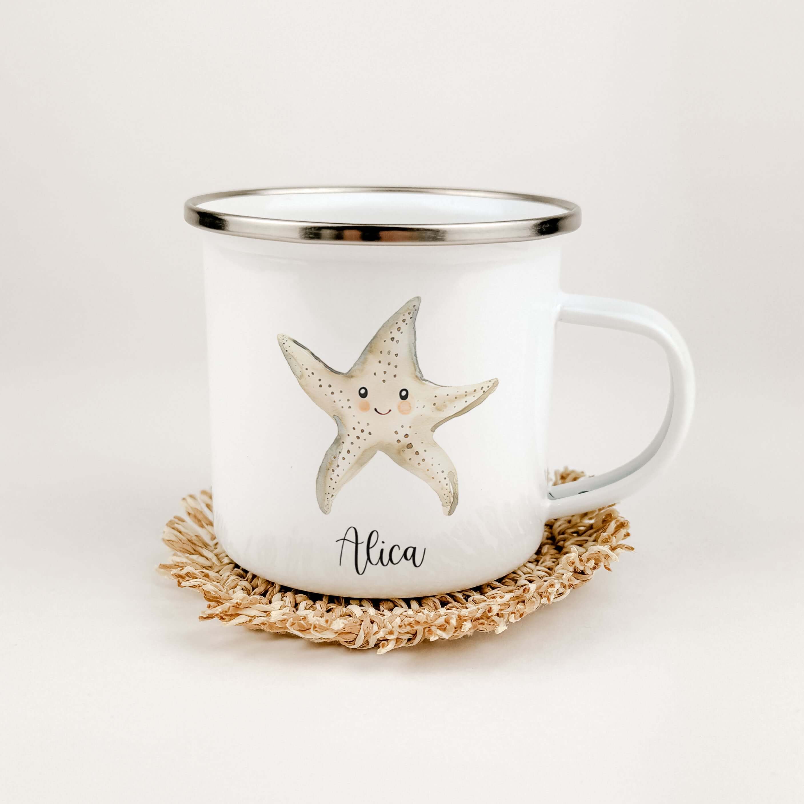 Emaille Tasse Seestern-famprints-Emaille Tasse-Entdecke die bezaubernde Emaille Tasse Seestern – das perfekte personalisierte Geschenk für alle kleinen Abenteurer! Diese Emaille Tasse personalisiert begeistert nicht nur mit ihrem einzigartigen, aquarellar