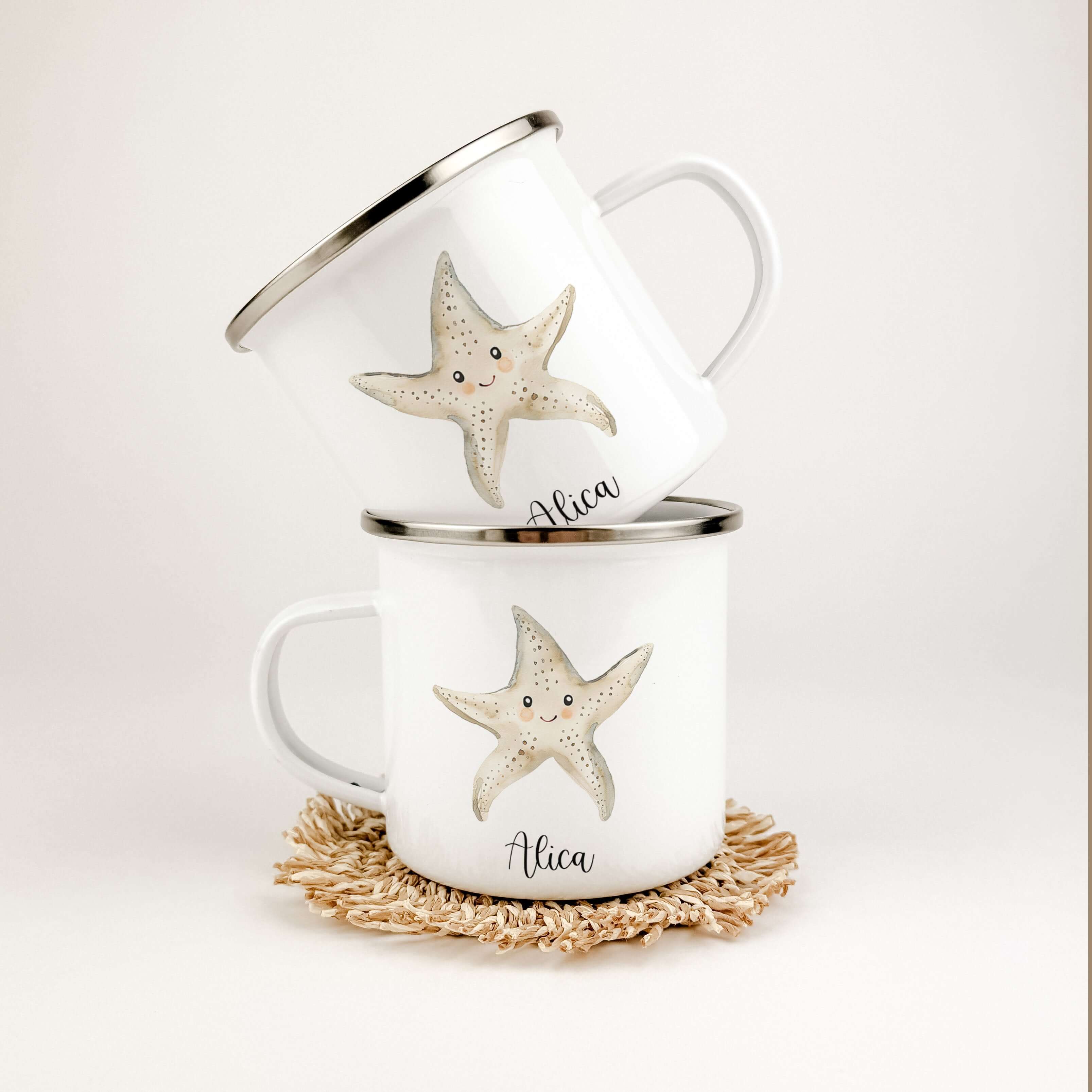 Emaille Tasse Seestern-famprints-Emaille Tasse-Entdecke die bezaubernde Emaille Tasse Seestern – das perfekte personalisierte Geschenk für alle kleinen Abenteurer! Diese Emaille Tasse personalisiert begeistert nicht nur mit ihrem einzigartigen, aquarellar