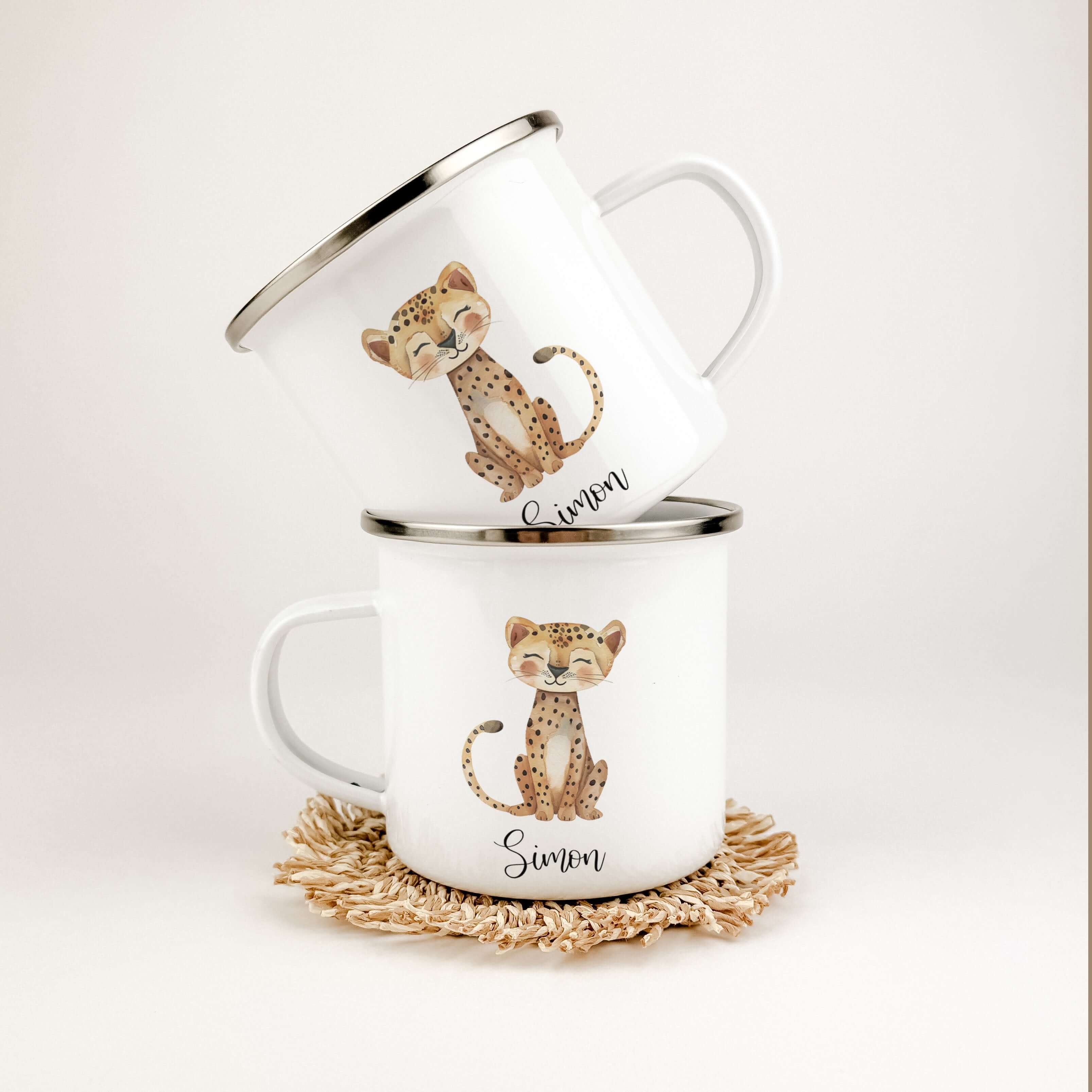 Emaille Tasse Gepard-famprints-Emaille Tasse-Entdecke die zauberhafte Emaille Tasse mit Gepard, die nicht nur ein praktisches Trinkgefäß ist, sondern auch ein ganz besonderes Stück für kleine Abenteuerer! Stelle dir vor, wie dein Kind mit leuchtenden Auge
