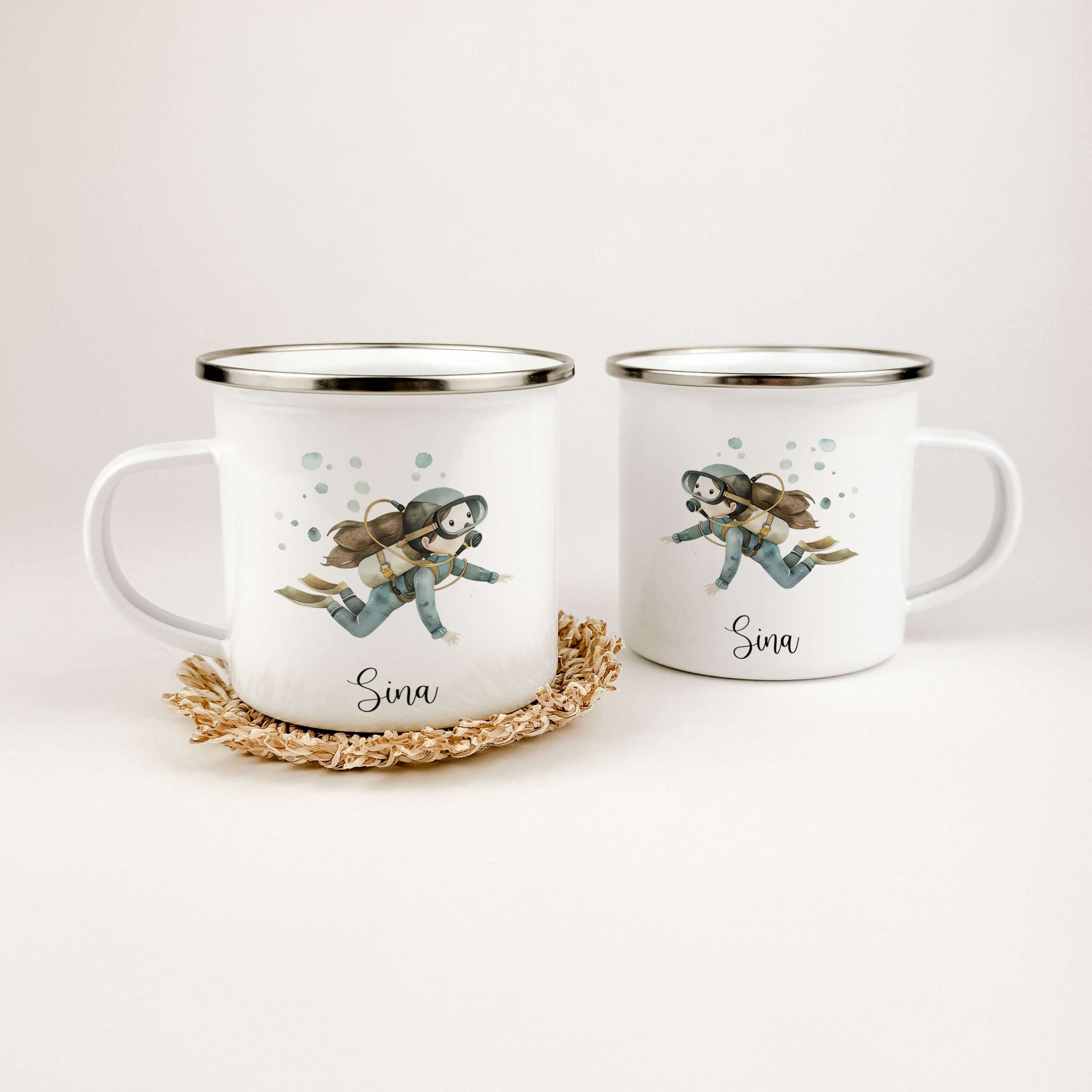 Emaille Tasse Taucherin-famprints-Emaille Tasse-Entdecke die zauberhafte Emaille Tasse Taucherin, die nicht nur ein praktisches Trinkgefäß ist, sondern auch ein Stückchen Freude in den Alltag bringt! Stell dir vor, wie dein Kind beim Trinken aus dieser li