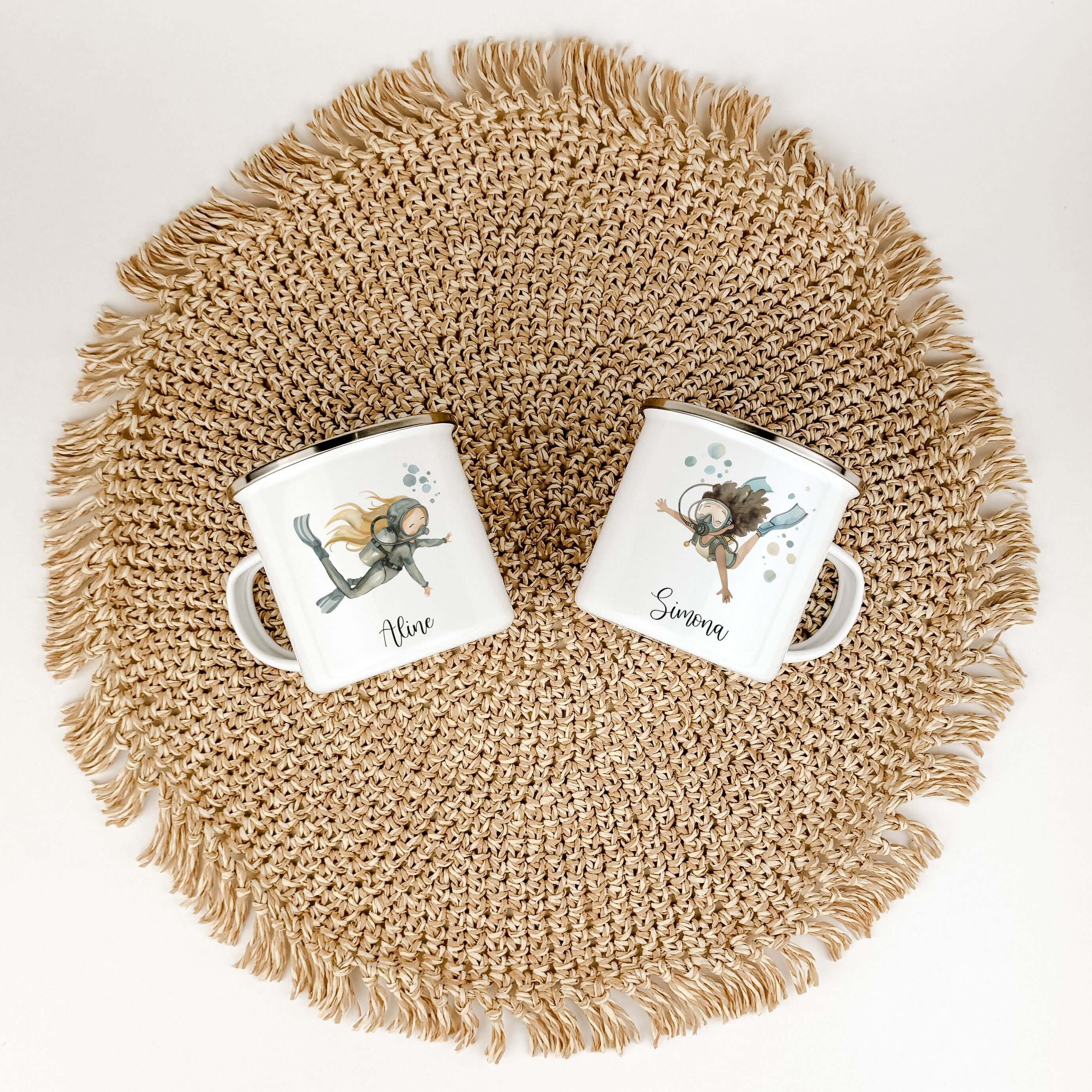 Emaille Tasse Taucherin-famprints-Emaille Tasse-Entdecke die zauberhafte Emaille Tasse Taucherin, die nicht nur ein praktisches Trinkgefäß ist, sondern auch ein Stückchen Freude in den Alltag bringt! Stell dir vor, wie dein Kind beim Trinken aus dieser li